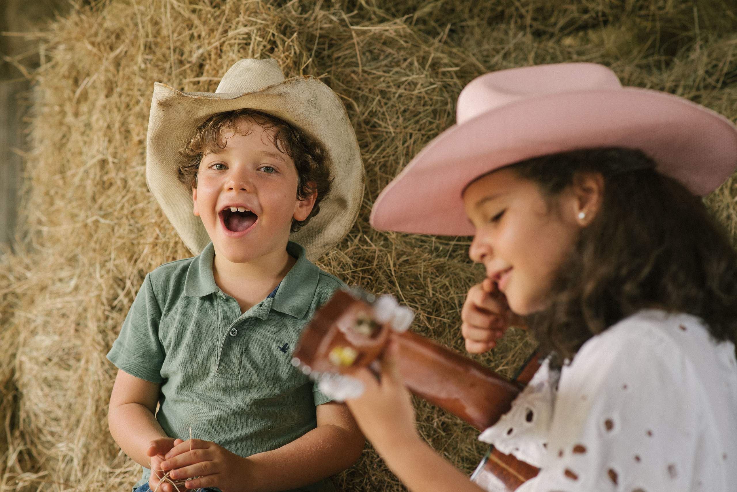 Hermosa familia en el campo. Fotógrafo familiar, retratos. Panamá, Chiriqui. Ruslán Rusakóv