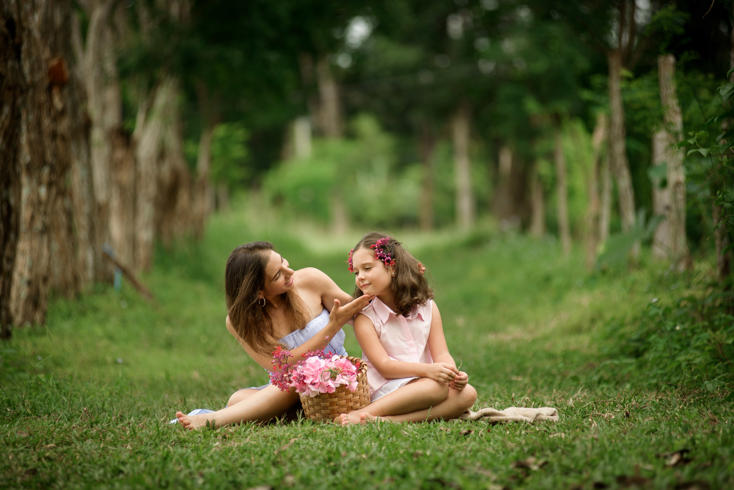 Hermosa familia en el campo. Fotógrafo familiar, retratos. Panamá, Chiriqui. Ruslán Rusakóv