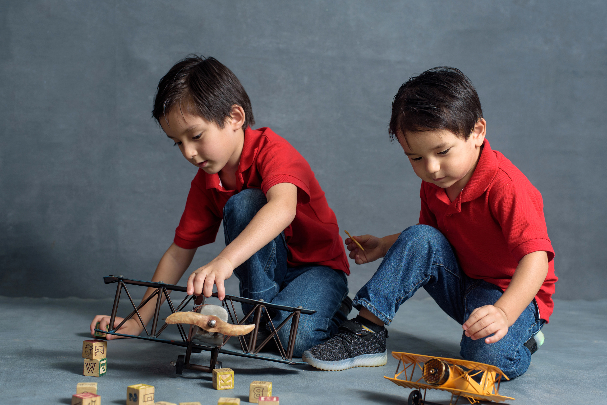 Hermanos en estudio. Fotógrafo familiar, retratos. Panamá, Chiriqui. Ruslán Rusakóv
