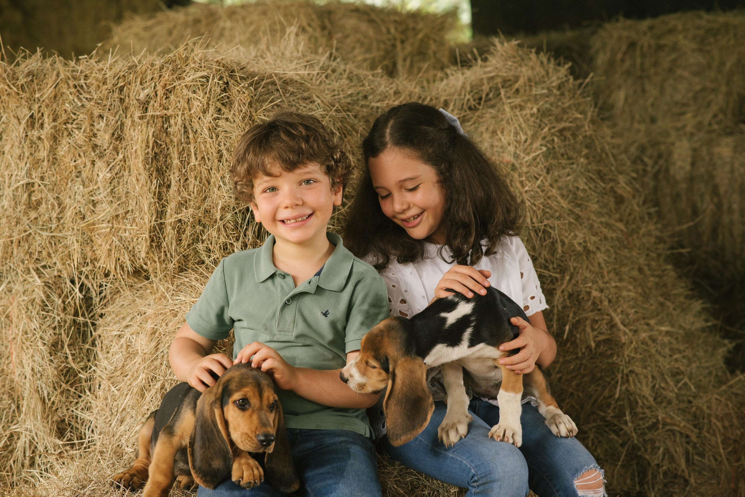 Hermosa familia en el campo. Fotógrafo familiar, retratos. Panamá, Chiriqui. Ruslán Rusakóv