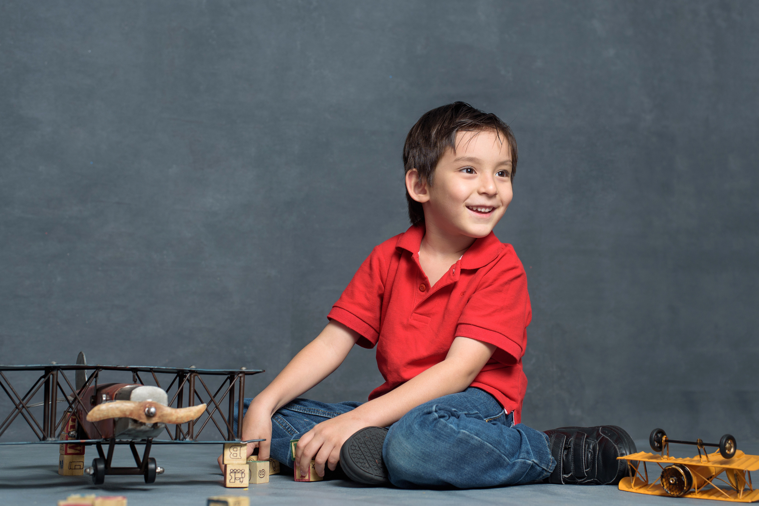 Hermanos en estudio. Fotógrafo familiar, retratos. Panamá, Chiriqui. Ruslán Rusakóv