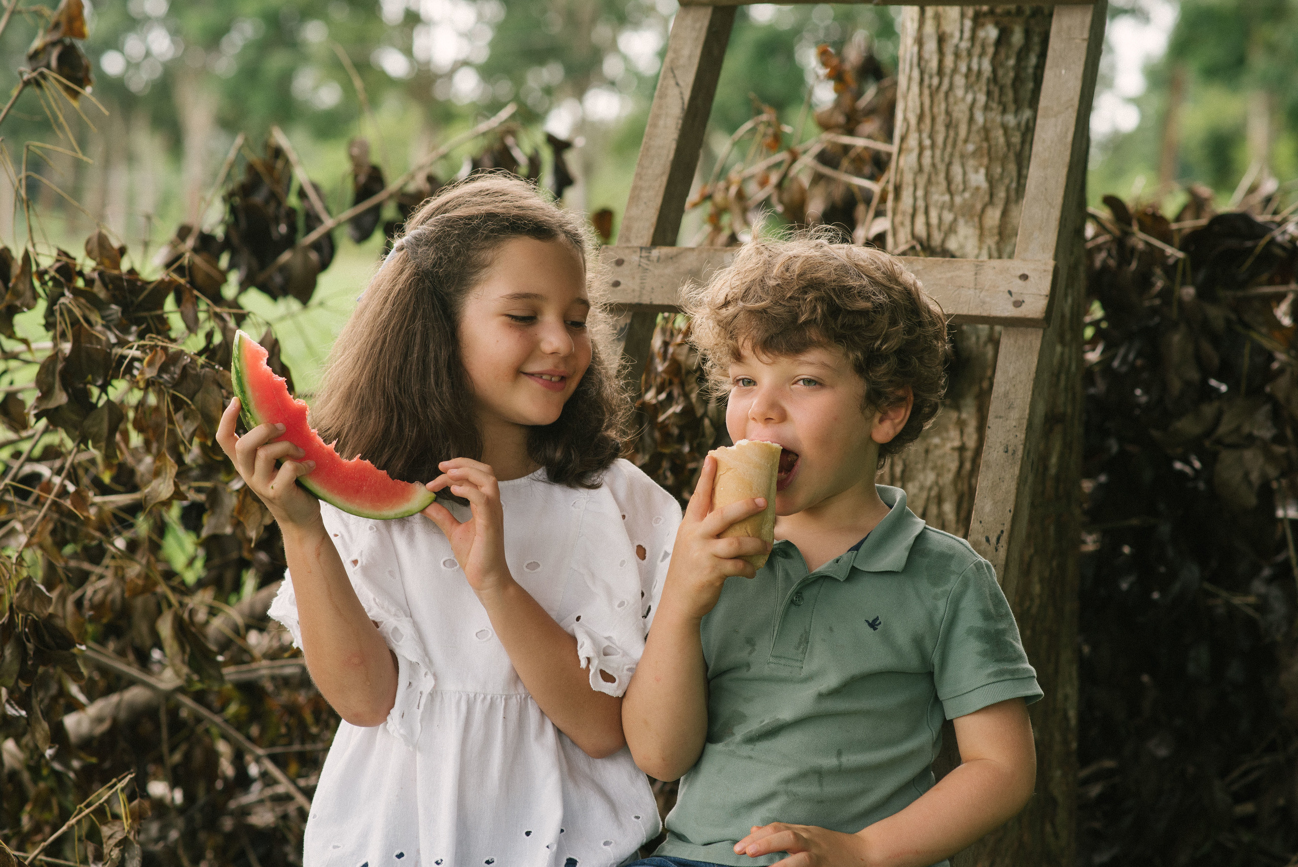 Hermosa familia en el campo. Fotógrafo familiar, retratos. Panamá, Chiriqui. Ruslán Rusakóv