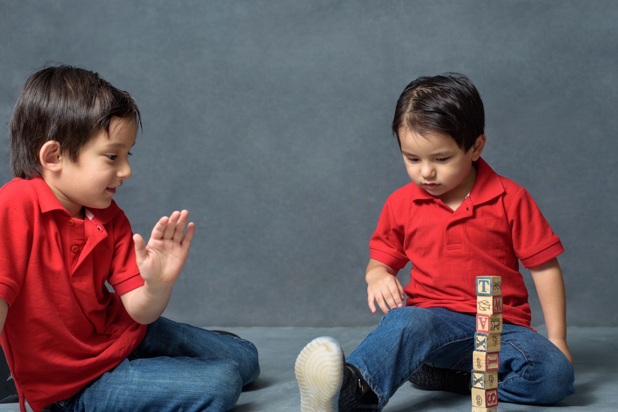 Hermanos en estudio. Fotógrafo familiar, retratos. Panamá, Chiriqui. Ruslán Rusakóv