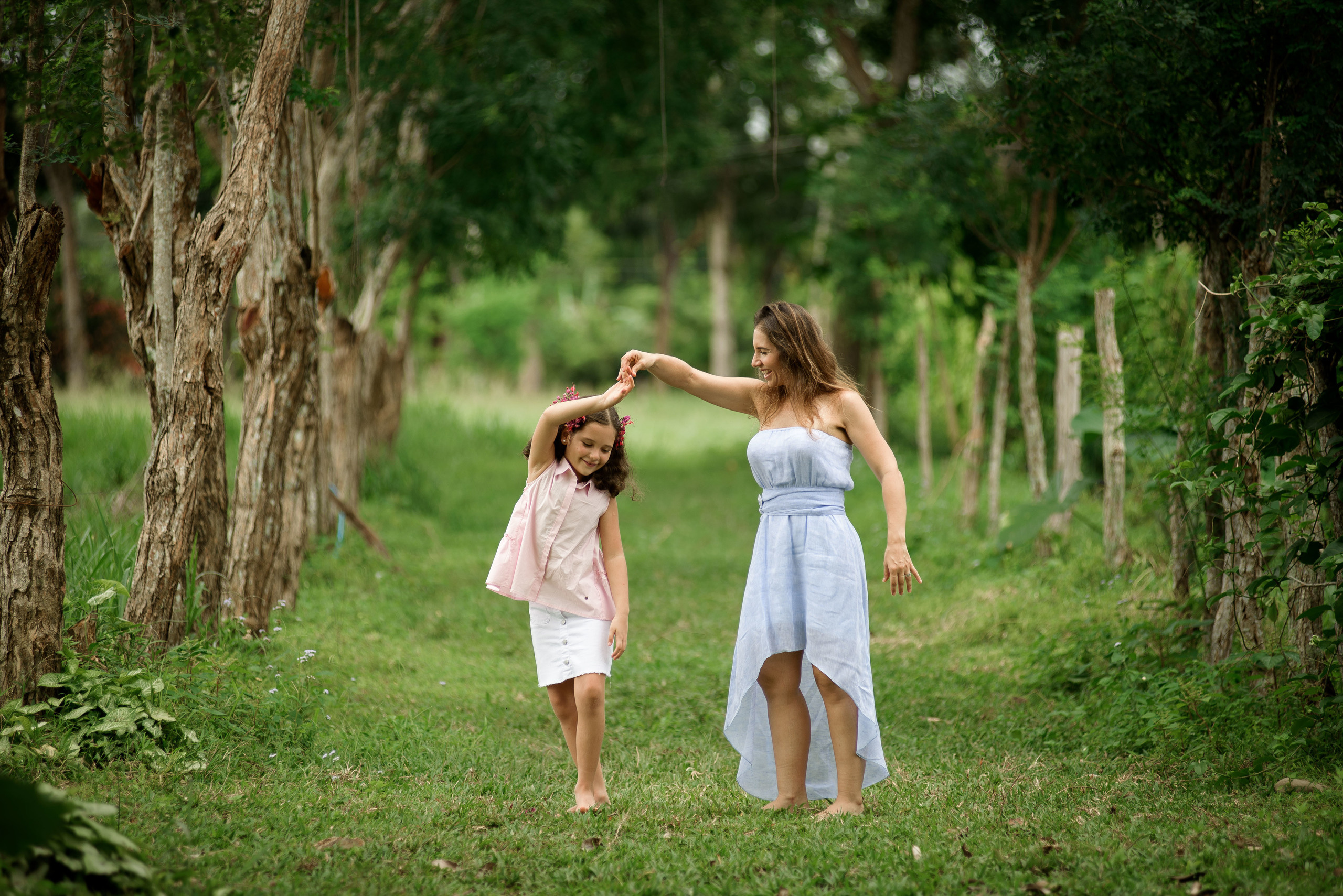 Hermosa familia en el campo. Fotógrafo familiar, retratos. Panamá, Chiriqui. Ruslán Rusakóv