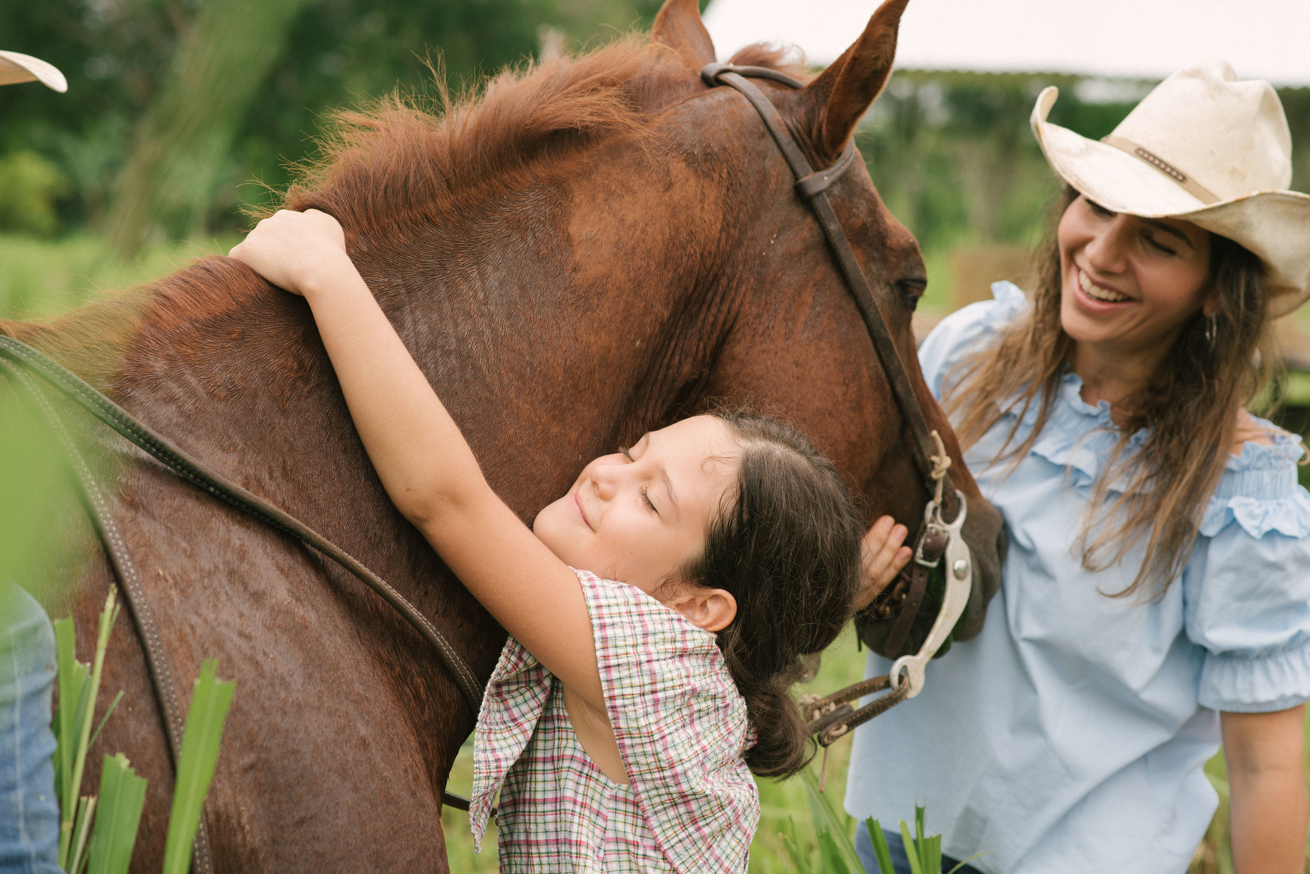 Hermosa familia en el campo. Fotógrafo familiar, retratos. Panamá, Chiriqui. Ruslán Rusakóv
