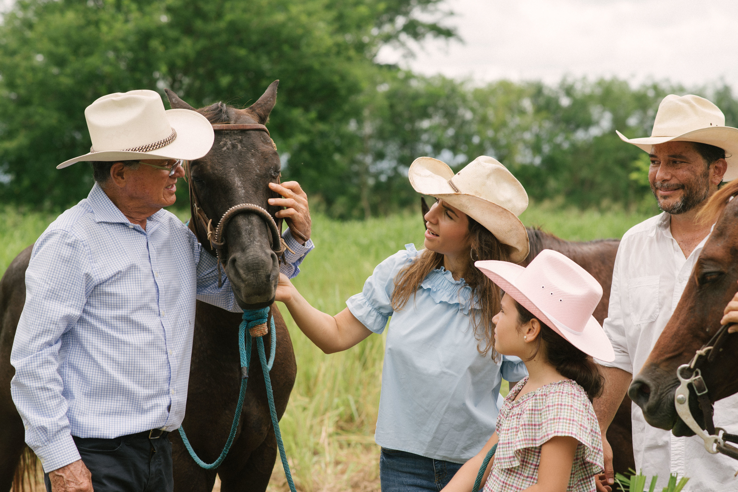 Hermosa familia en el campo. Fotógrafo familiar, retratos. Panamá, Chiriqui. Ruslán Rusakóv
