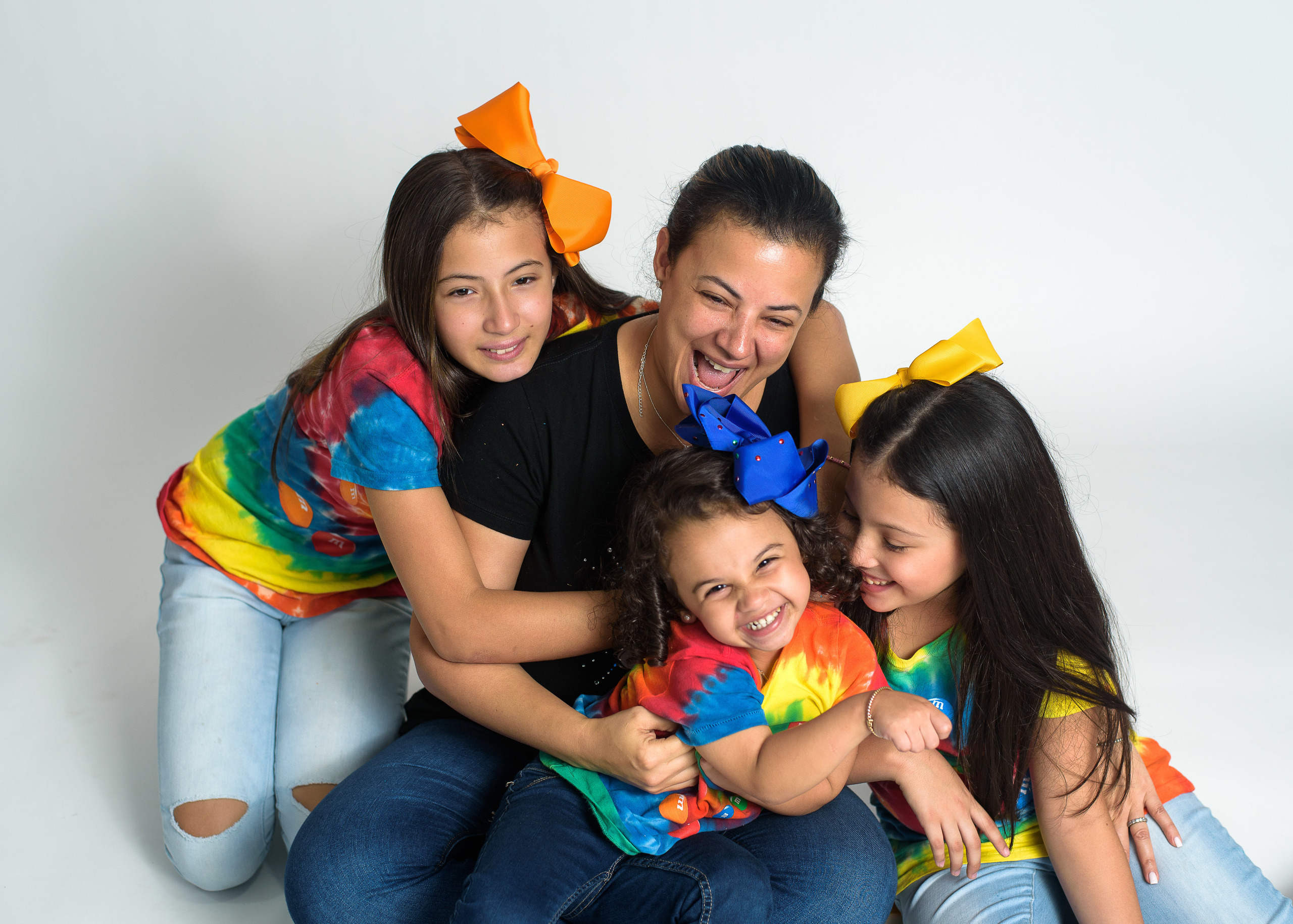 Tres niñas estudio. Fotógrafo familiar, retratos. Panamá, Chiriqui. Ruslán Rusakóv