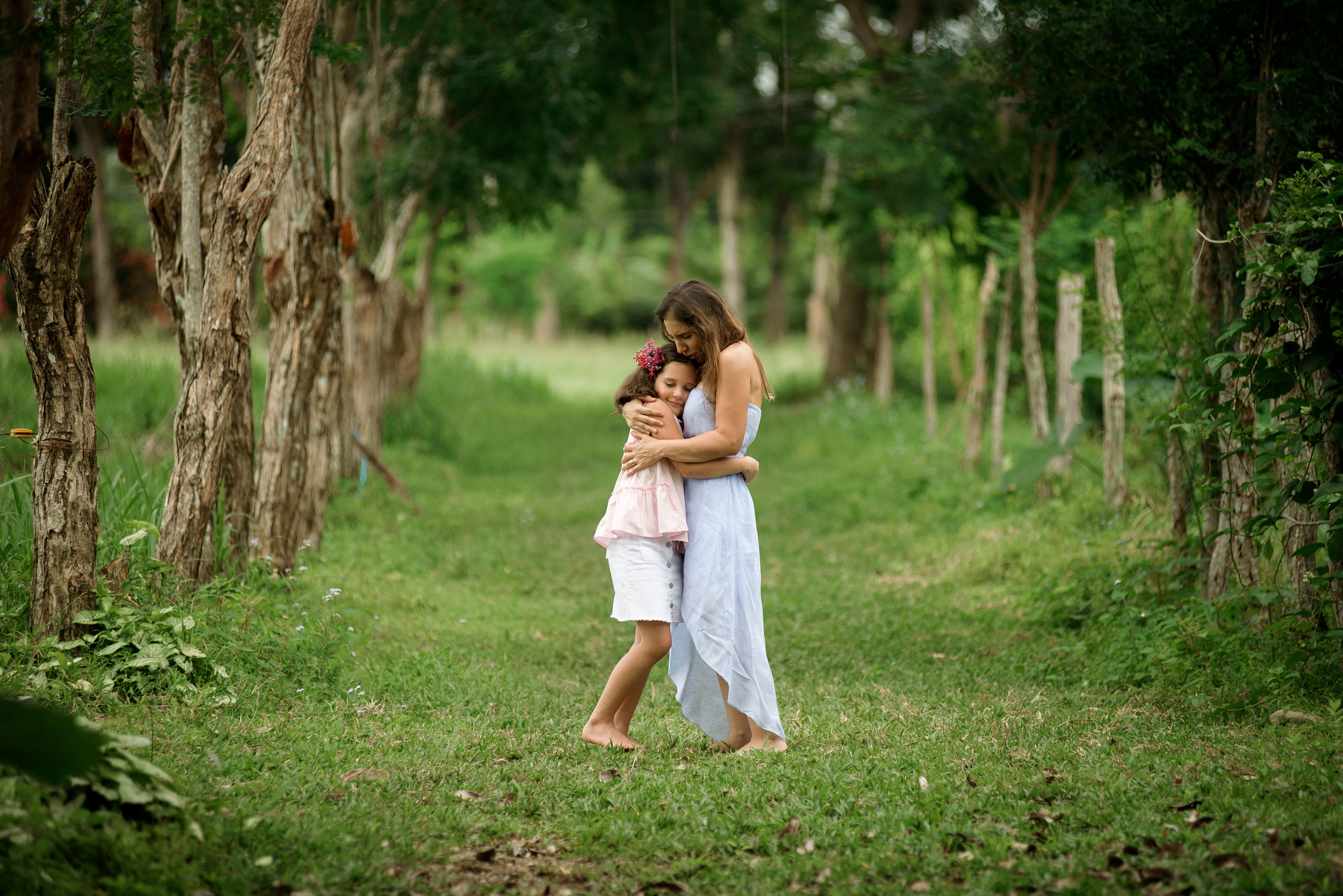 Hermosa familia en el campo. Fotógrafo familiar, retratos. Panamá, Chiriqui. Ruslán Rusakóv
