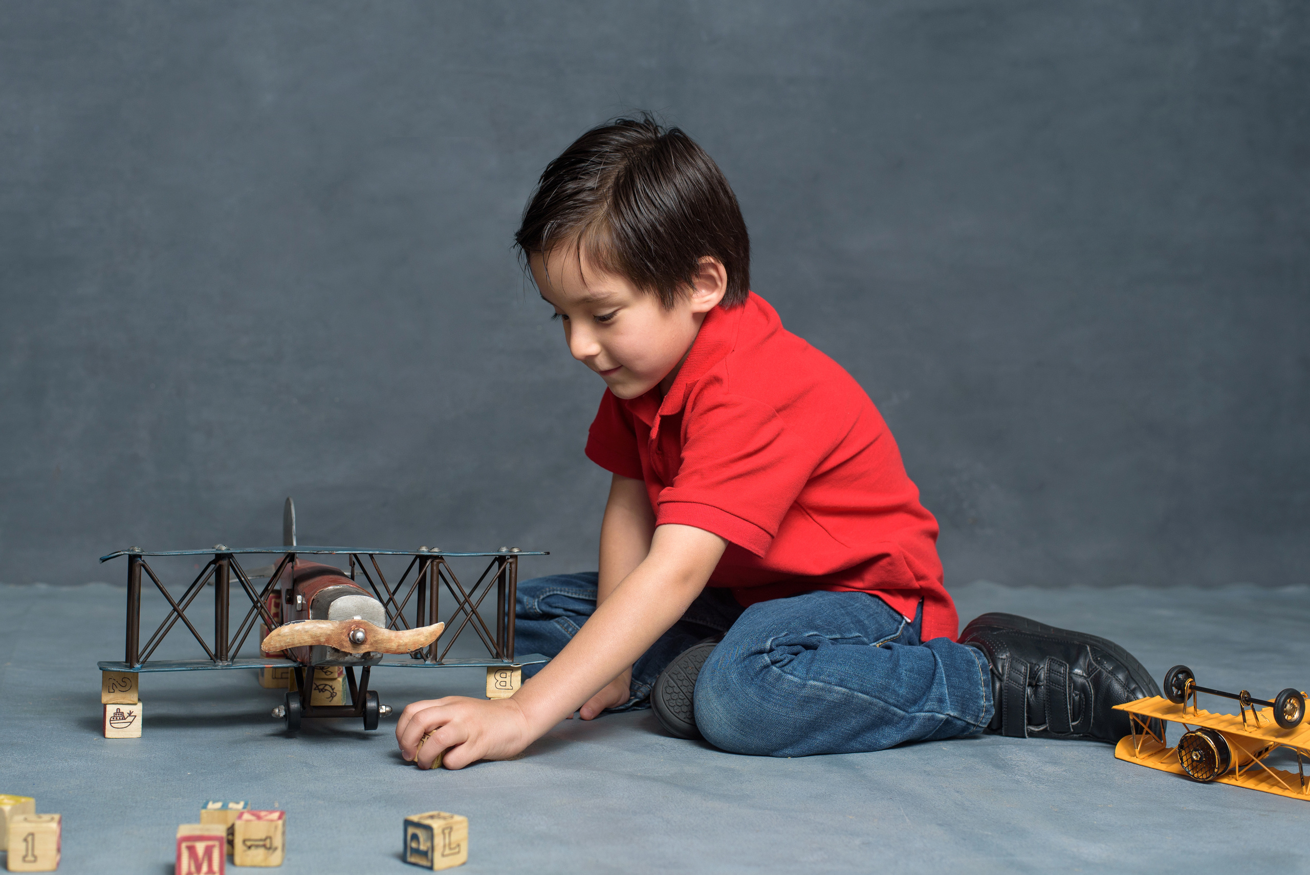 Hermanos en estudio. Fotógrafo familiar, retratos. Panamá, Chiriqui. Ruslán Rusakóv