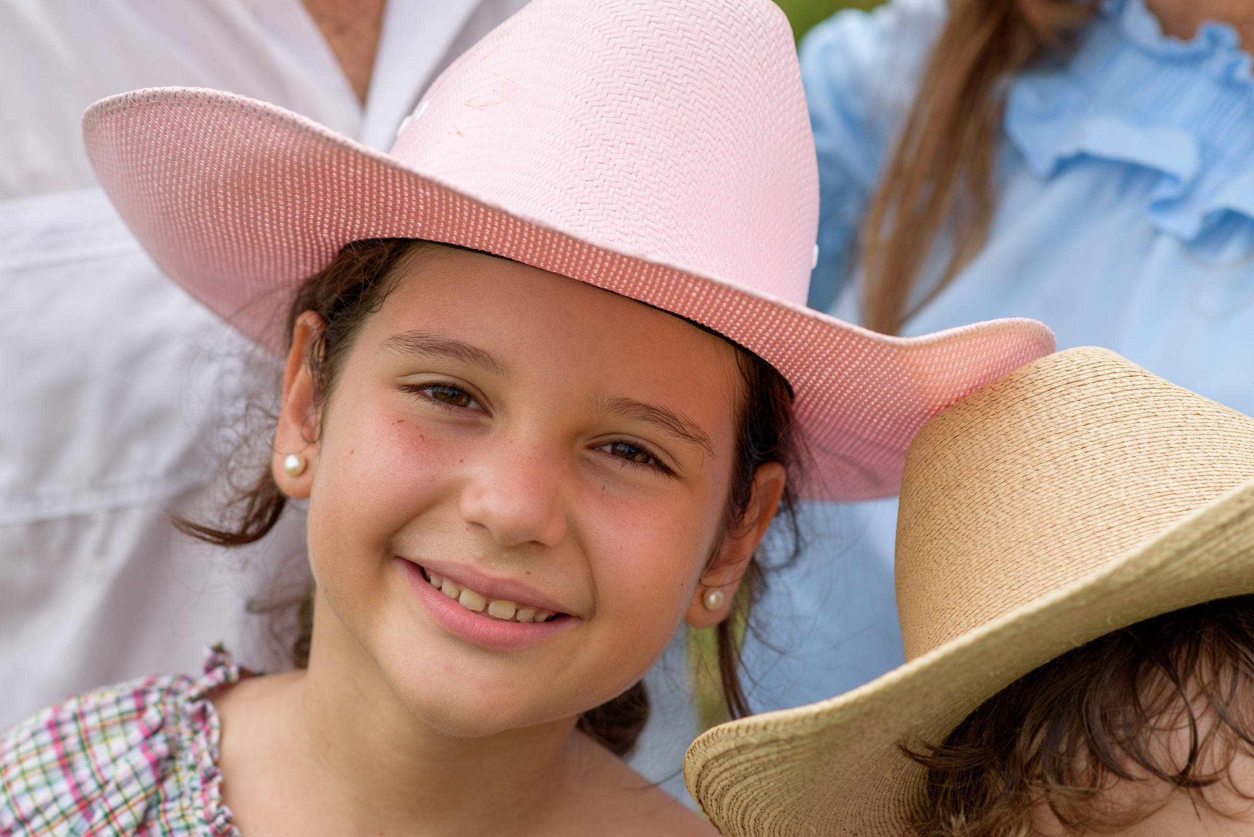 Hermosa familia en el campo. Fotógrafo familiar, retratos. Panamá, Chiriqui. Ruslán Rusakóv
