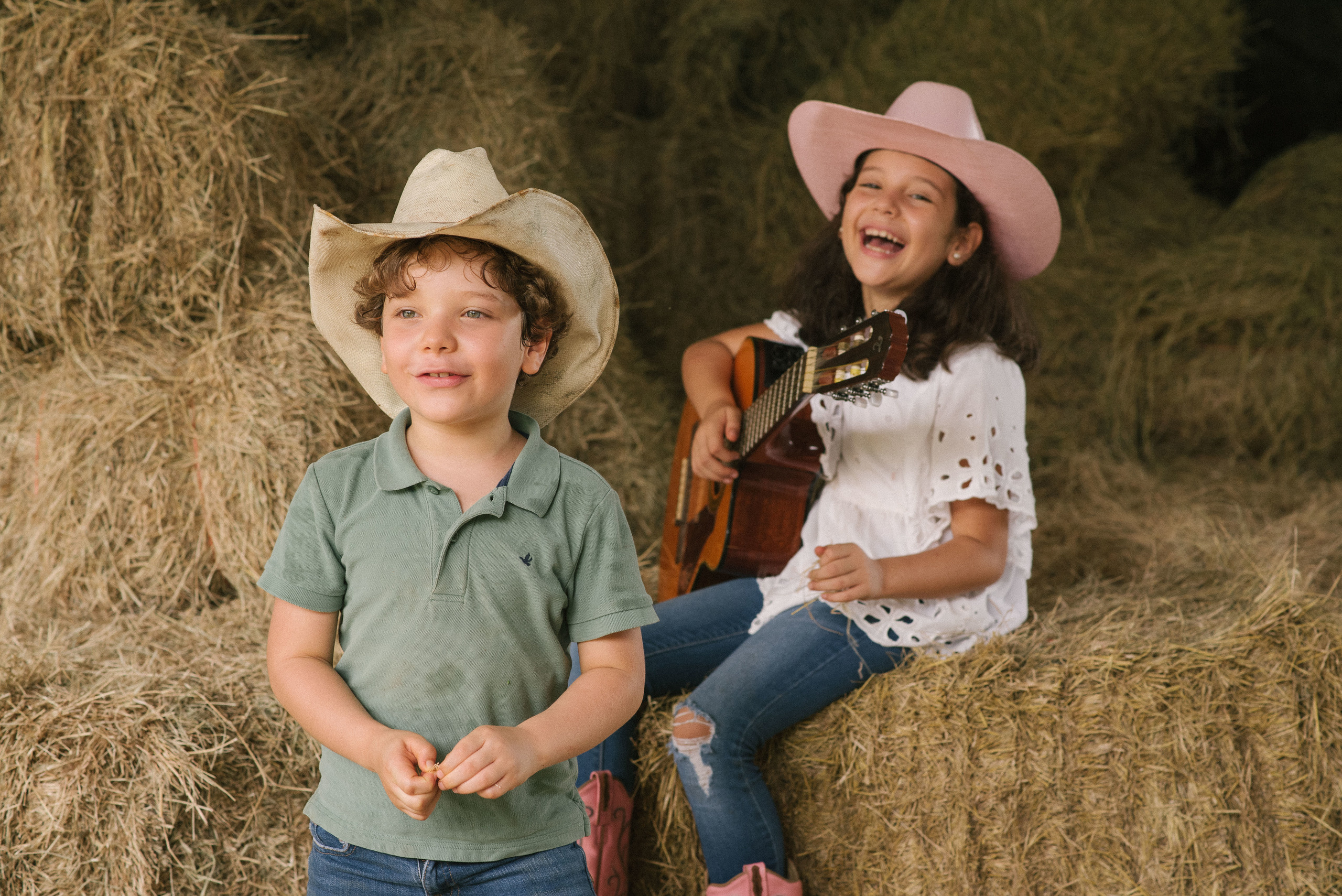 Hermosa familia en el campo. Fotógrafo familiar, retratos. Panamá, Chiriqui. Ruslán Rusakóv