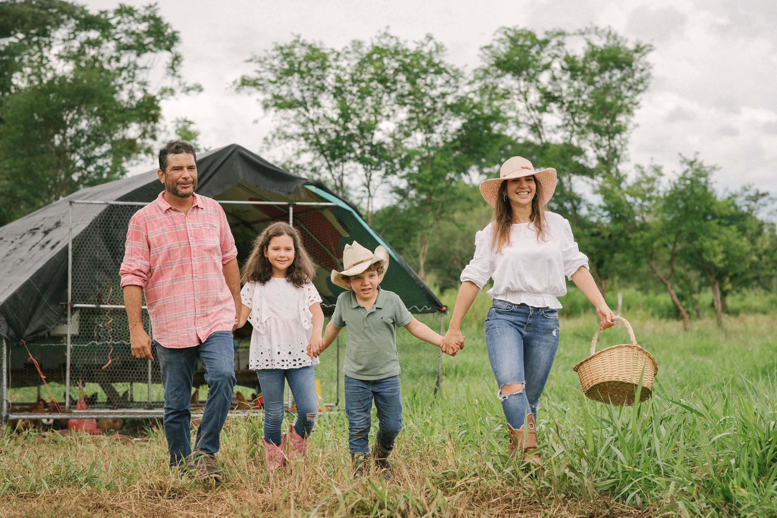 Hermosa familia en el campo. Fotógrafo familiar, retratos. Panamá, Chiriqui. Ruslán Rusakóv