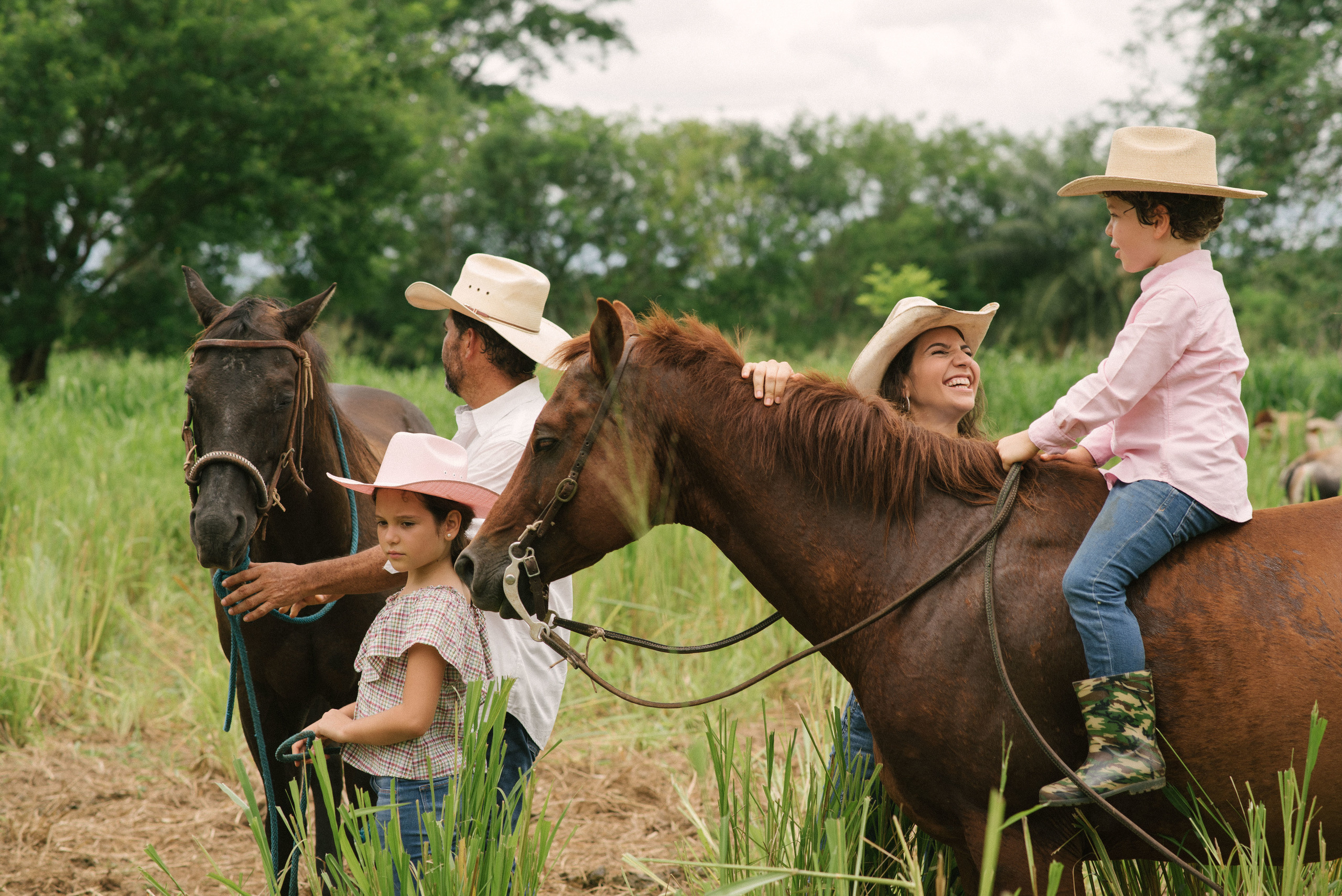 Hermosa familia en el campo. Fotógrafo familiar, retratos. Panamá, Chiriqui. Ruslán Rusakóv
