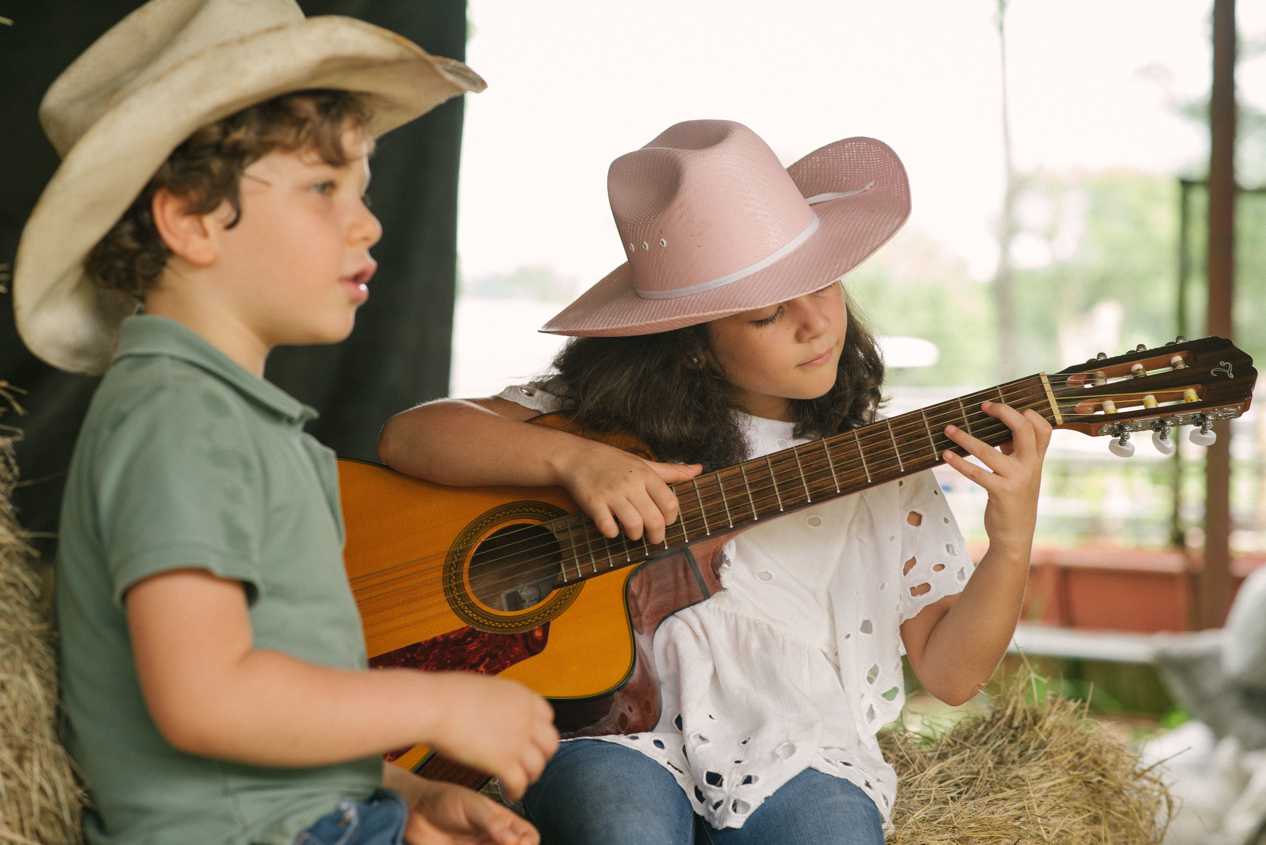 Hermosa familia en el campo. Fotógrafo familiar, retratos. Panamá, Chiriqui. Ruslán Rusakóv