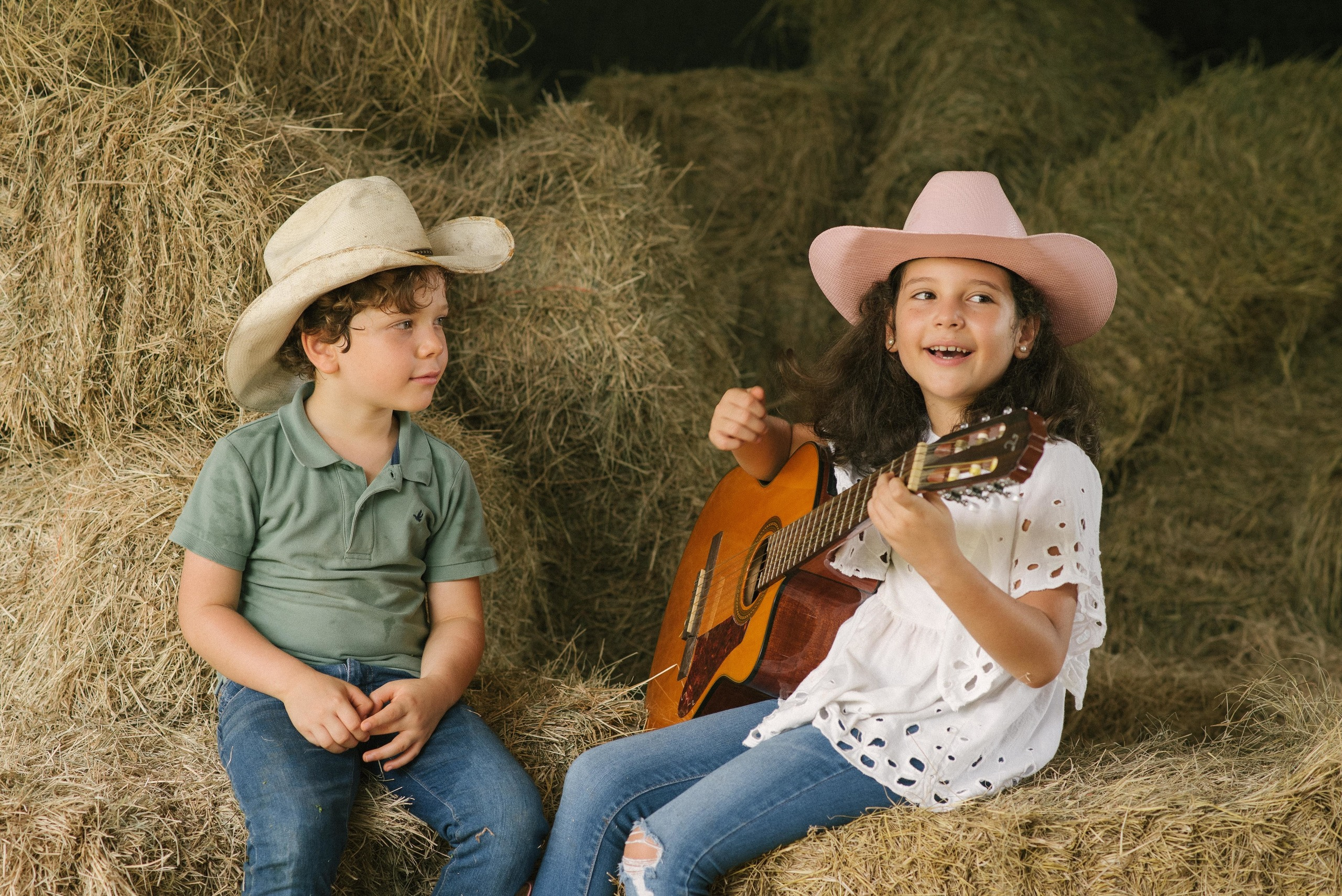 Hermosa familia en el campo. Fotógrafo familiar, retratos. Panamá, Chiriqui. Ruslán Rusakóv