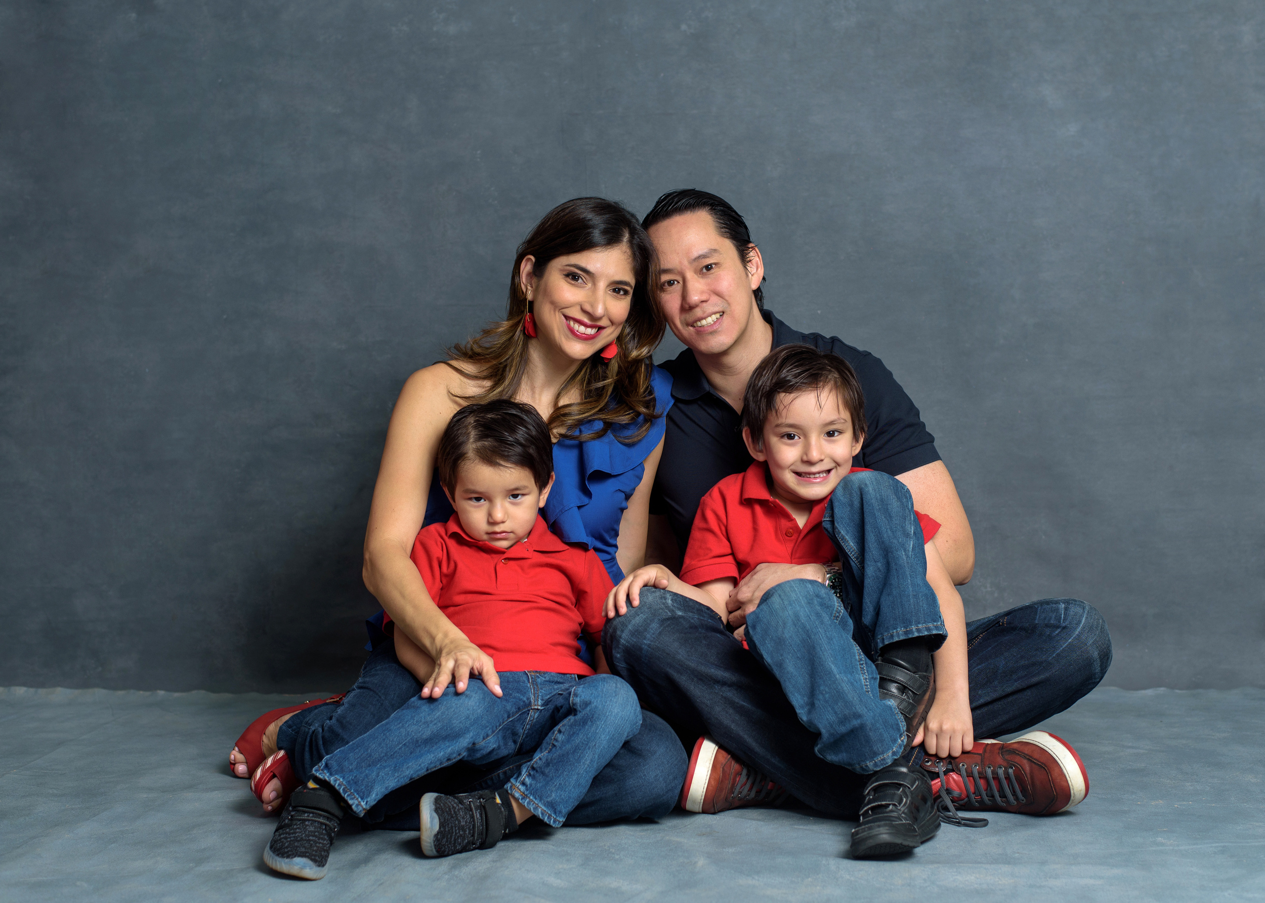 Hermanos en estudio. Fotógrafo familiar, retratos. Panamá, Chiriqui. Ruslán Rusakóv