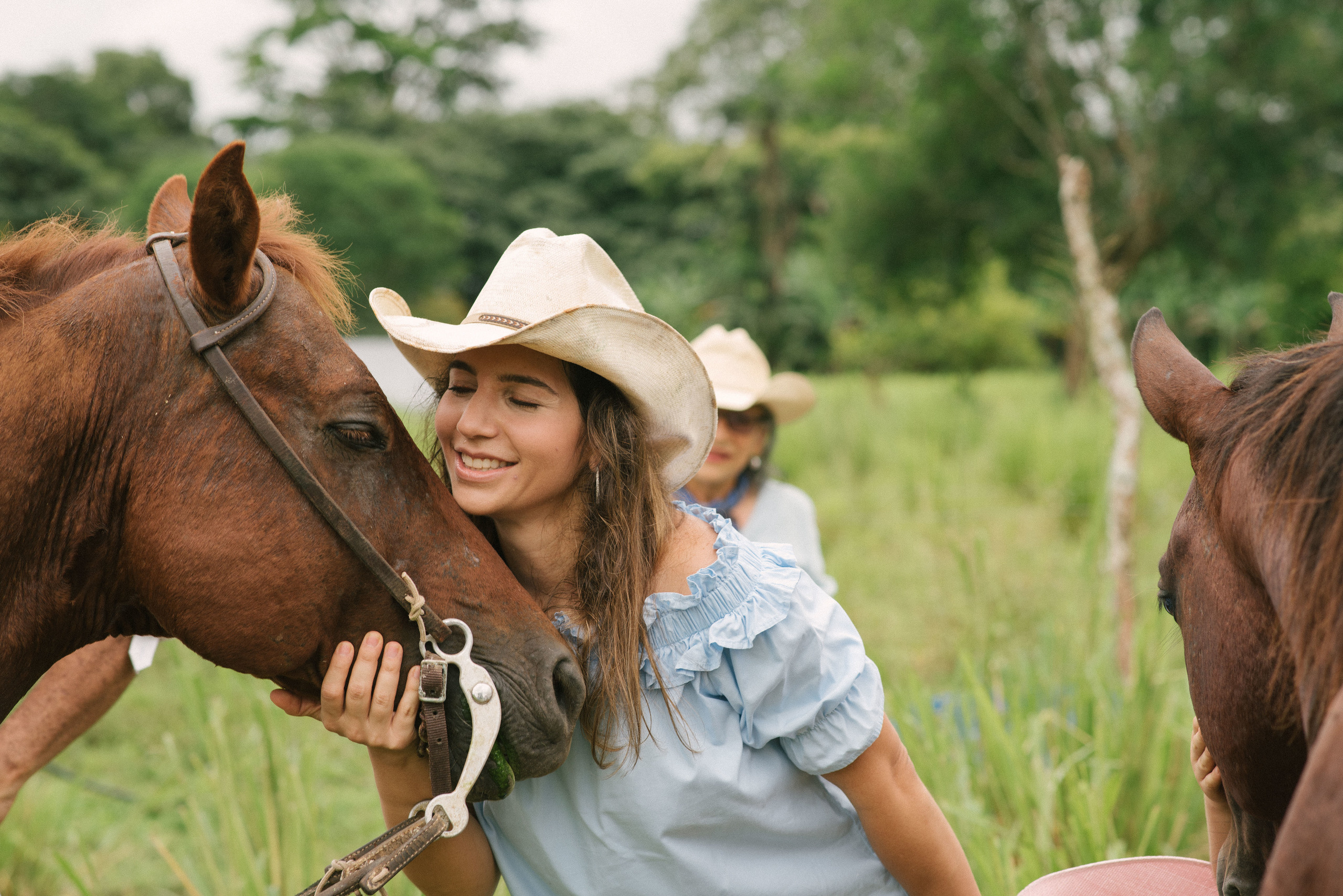 Hermosa familia en el campo. Fotógrafo familiar, retratos. Panamá, Chiriqui. Ruslán Rusakóv