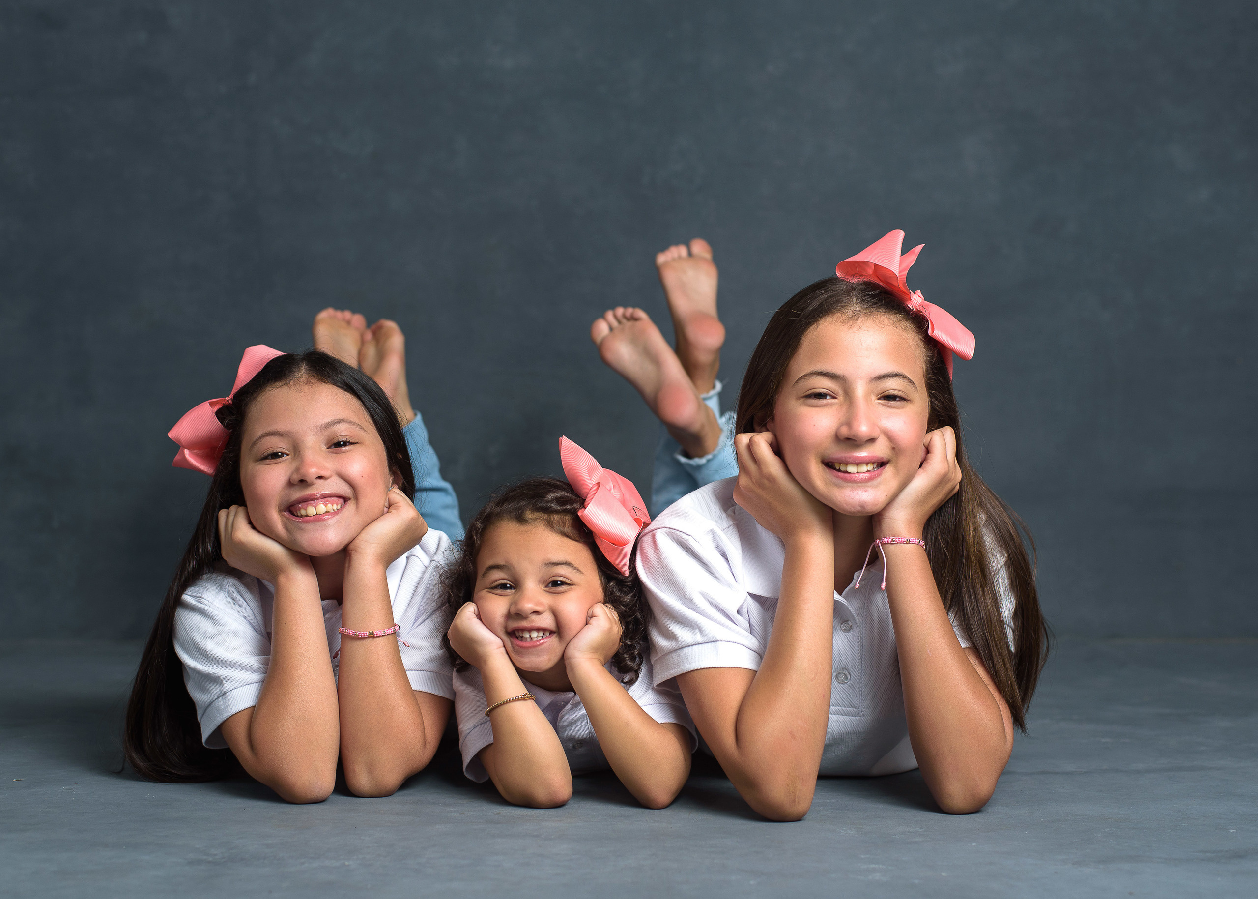Tres niñas estudio. Fotógrafo familiar, retratos. Panamá, Chiriqui. Ruslán Rusakóv