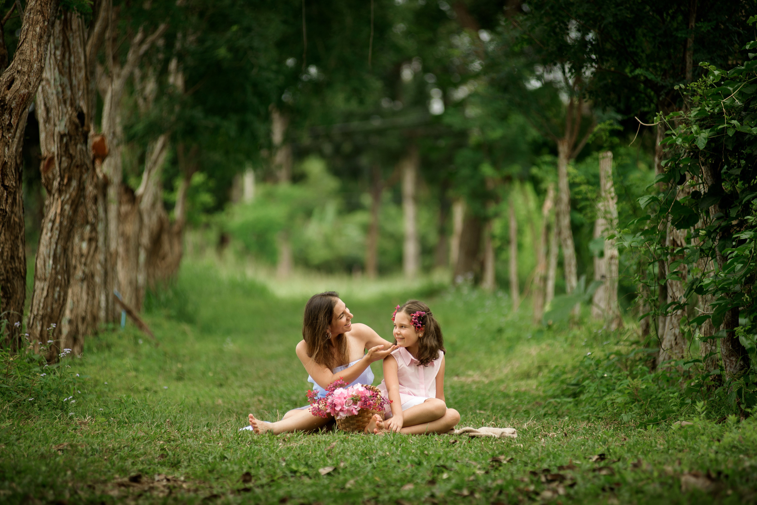 Hermosa familia en el campo. Fotógrafo familiar, retratos. Panamá, Chiriqui. Ruslán Rusakóv