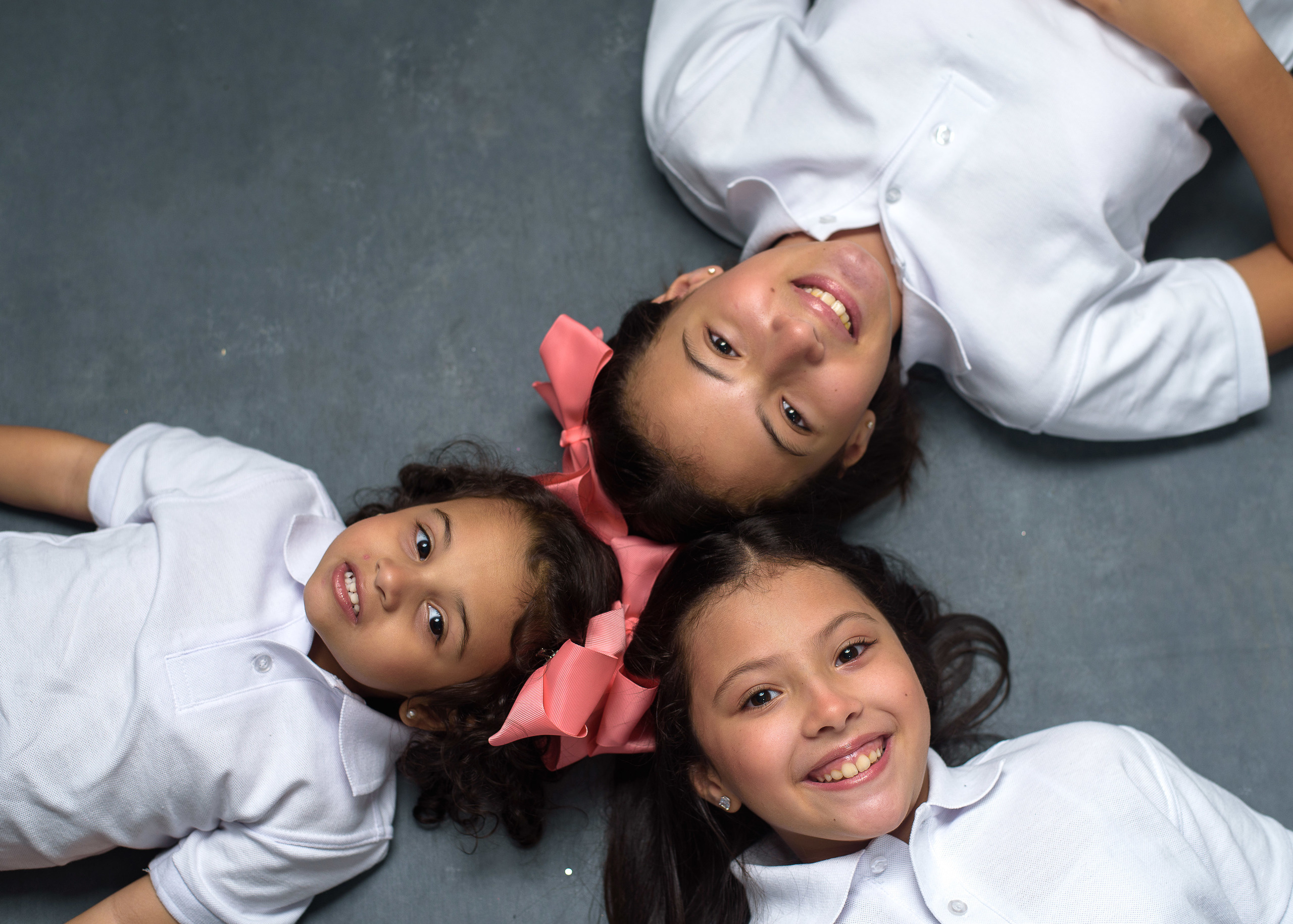 Tres niñas estudio. Fotógrafo familiar, retratos. Panamá, Chiriqui. Ruslán Rusakóv