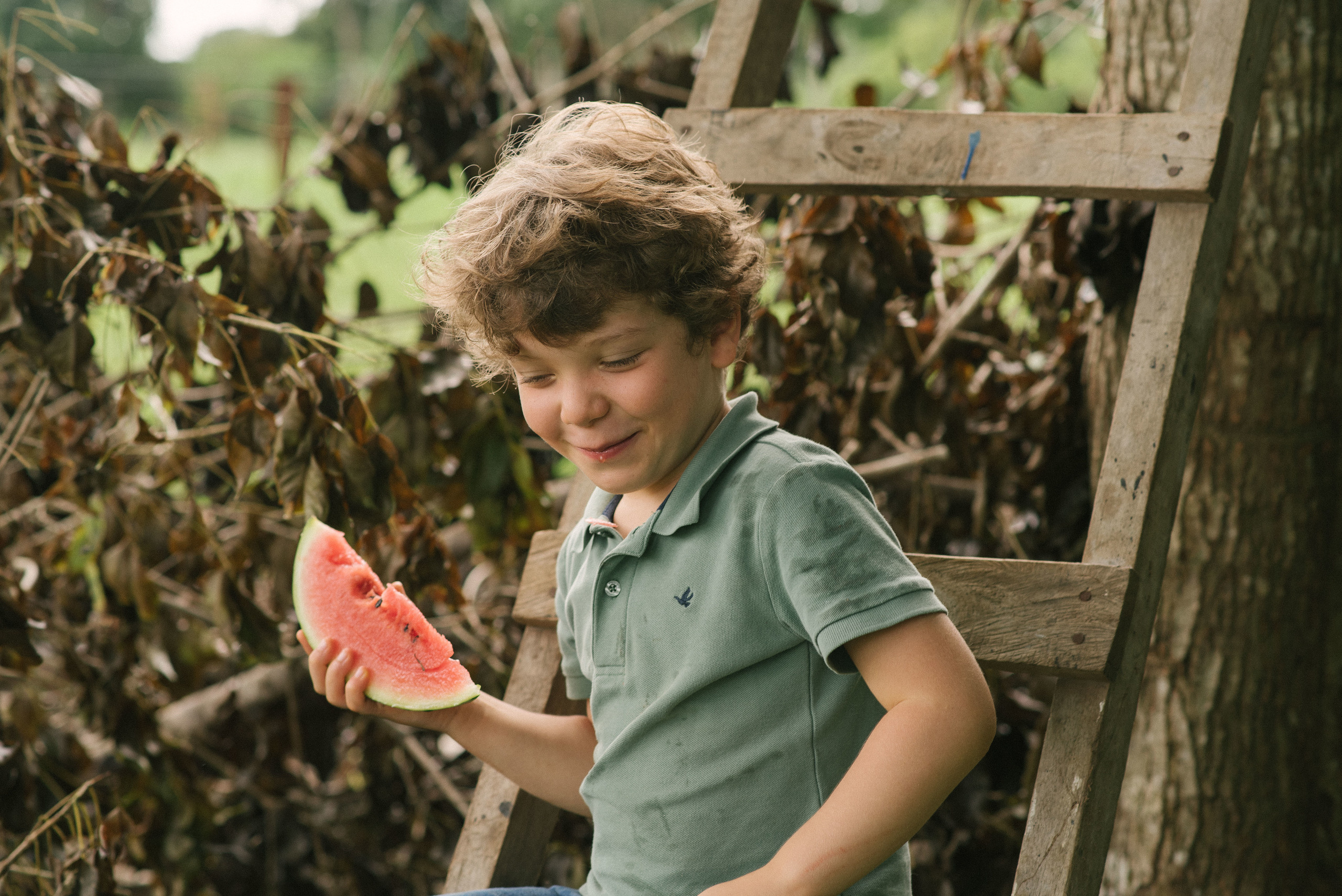 Hermosa familia en el campo. Fotógrafo familiar, retratos. Panamá, Chiriqui. Ruslán Rusakóv