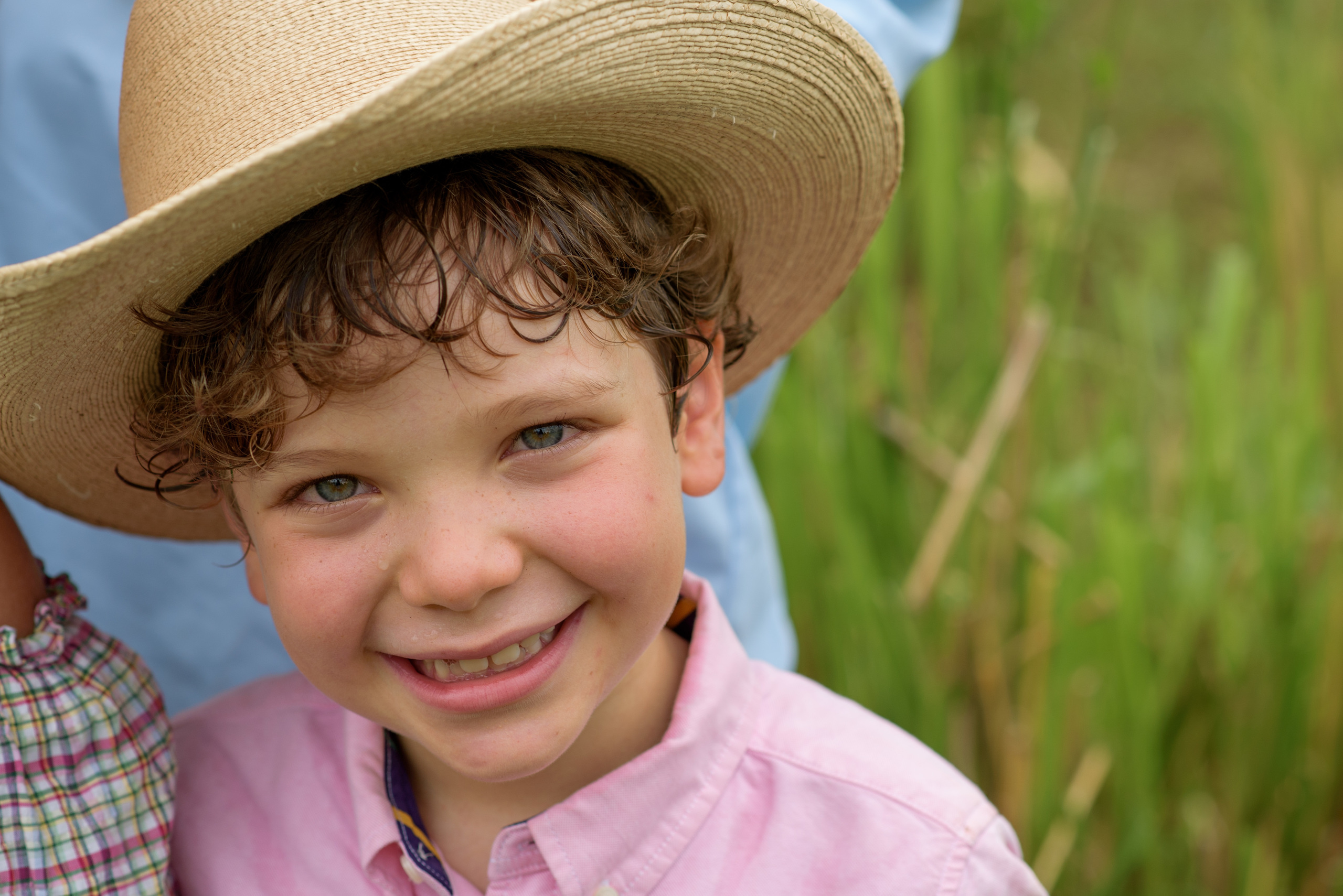 Hermosa familia en el campo. Fotógrafo familiar, retratos. Panamá, Chiriqui. Ruslán Rusakóv