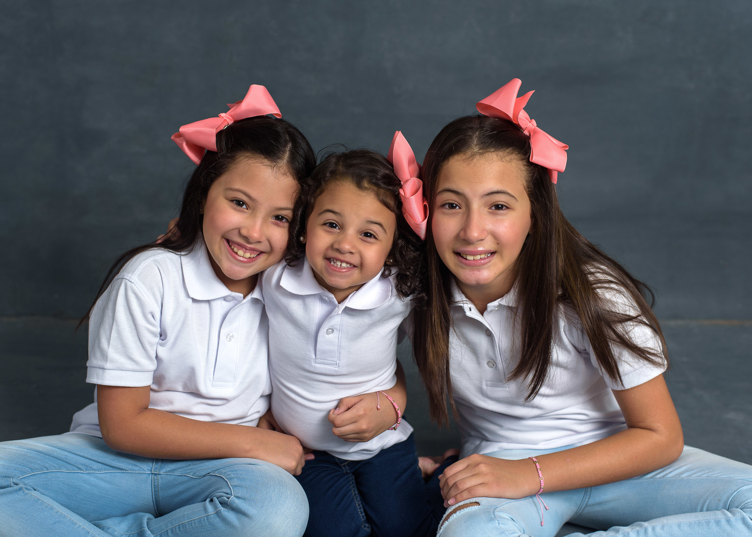 Tres niñas estudio. Fotógrafo familiar, retratos. Panamá, Chiriqui. Ruslán Rusakóv