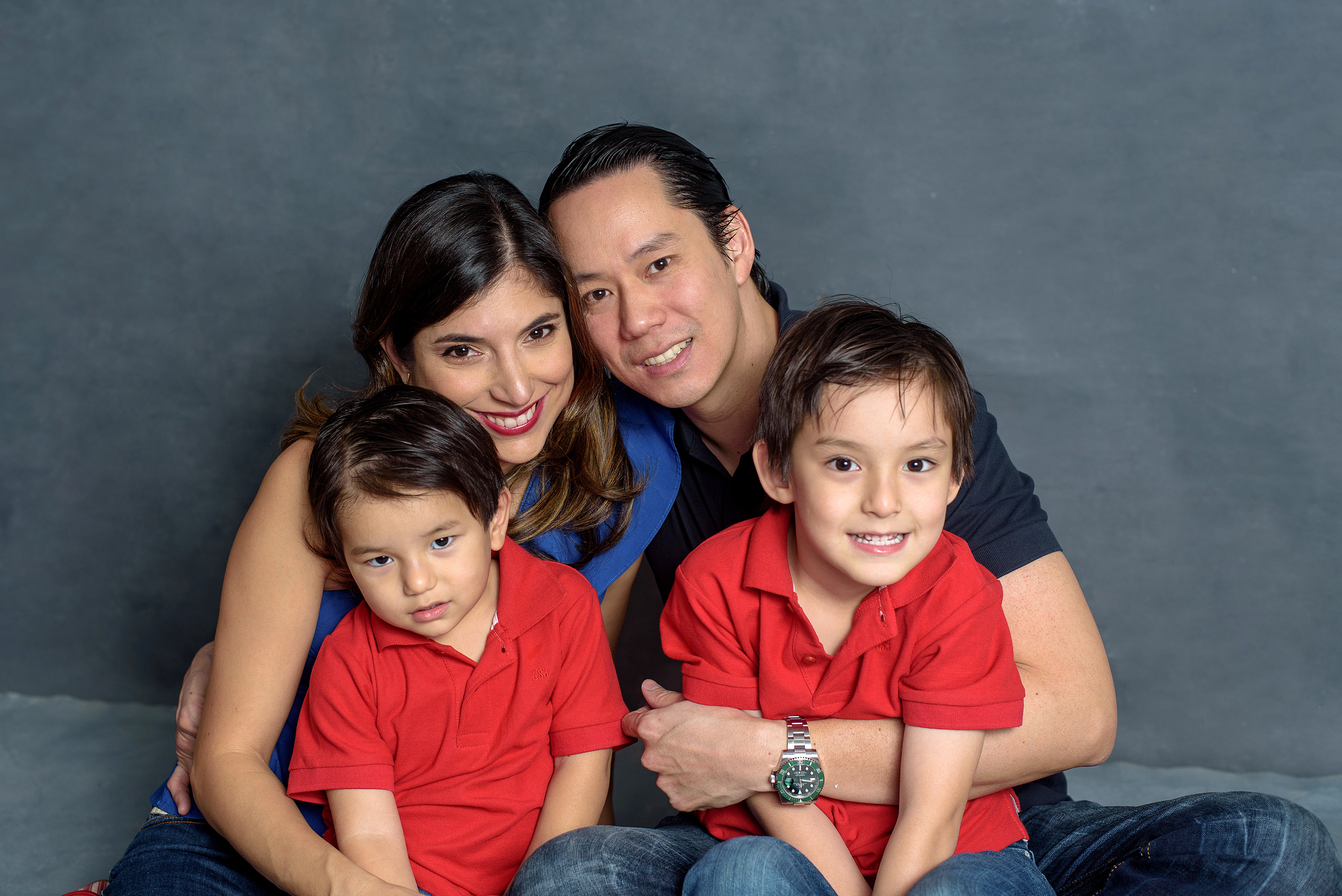 Hermanos en estudio. Fotógrafo familiar, retratos. Panamá, Chiriqui. Ruslán Rusakóv
