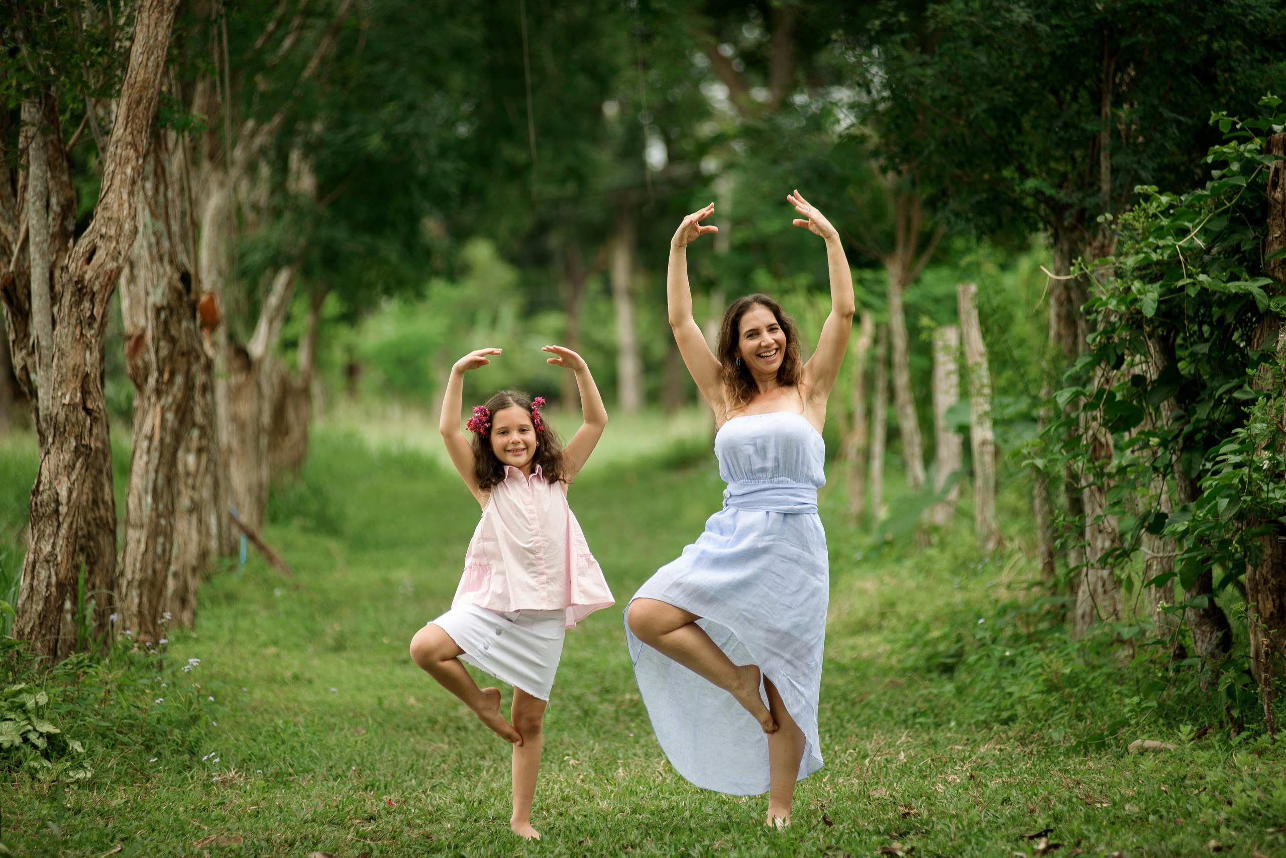 Hermosa familia en el campo. Fotógrafo familiar, retratos. Panamá, Chiriqui. Ruslán Rusakóv