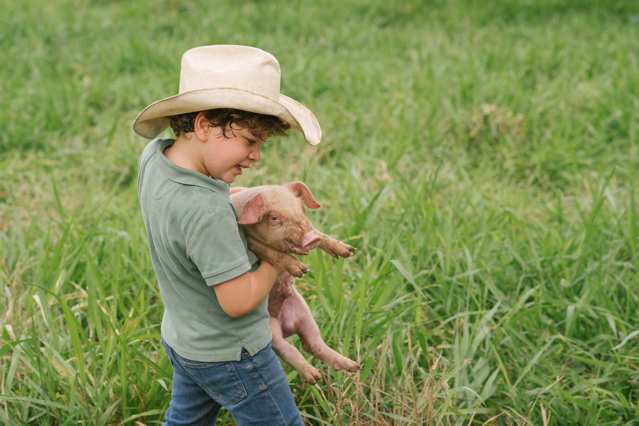Hermosa familia en el campo. Fotógrafo familiar, retratos. Panamá, Chiriqui. Ruslán Rusakóv