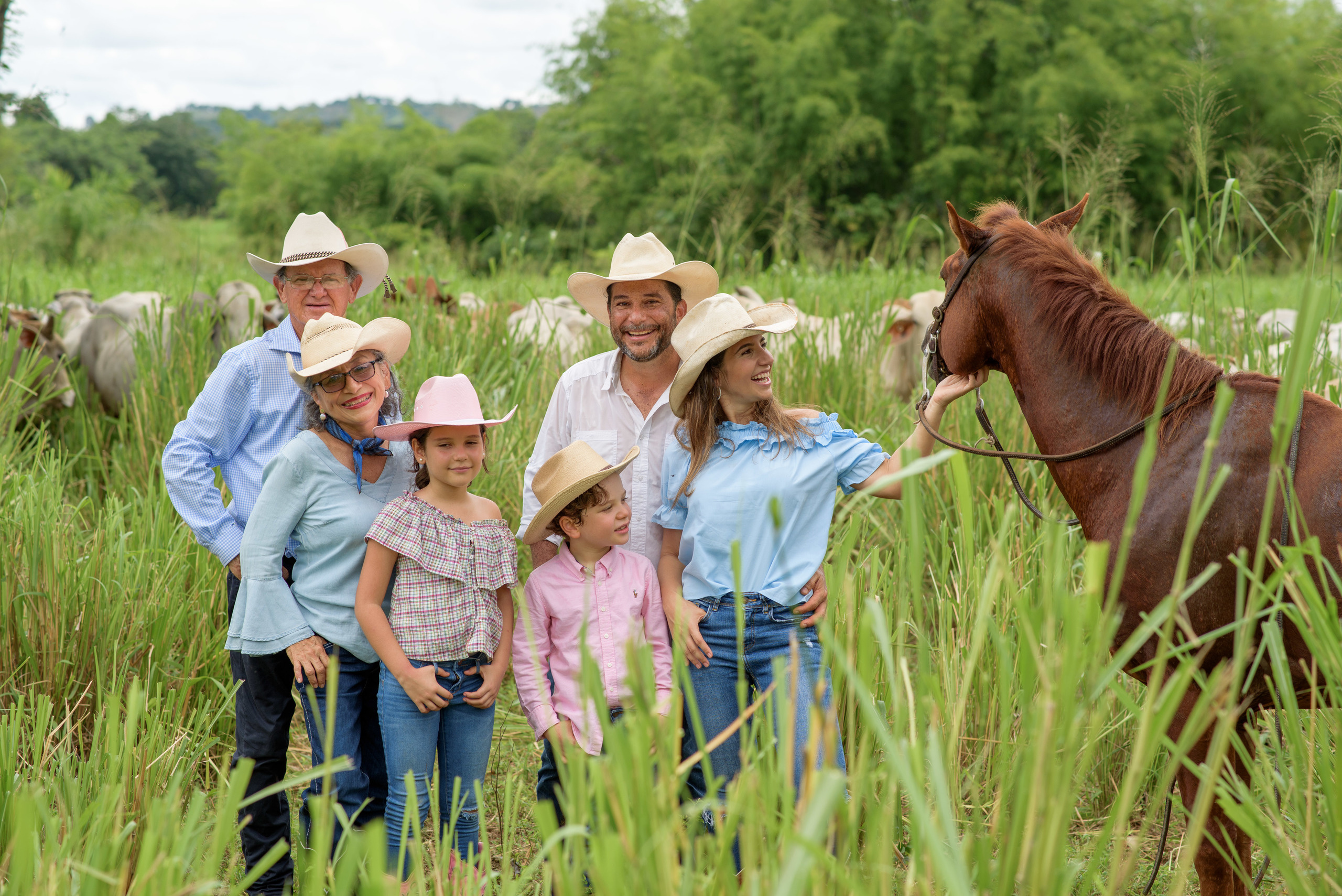 Hermosa familia en el campo. Fotógrafo familiar, retratos. Panamá, Chiriqui. Ruslán Rusakóv