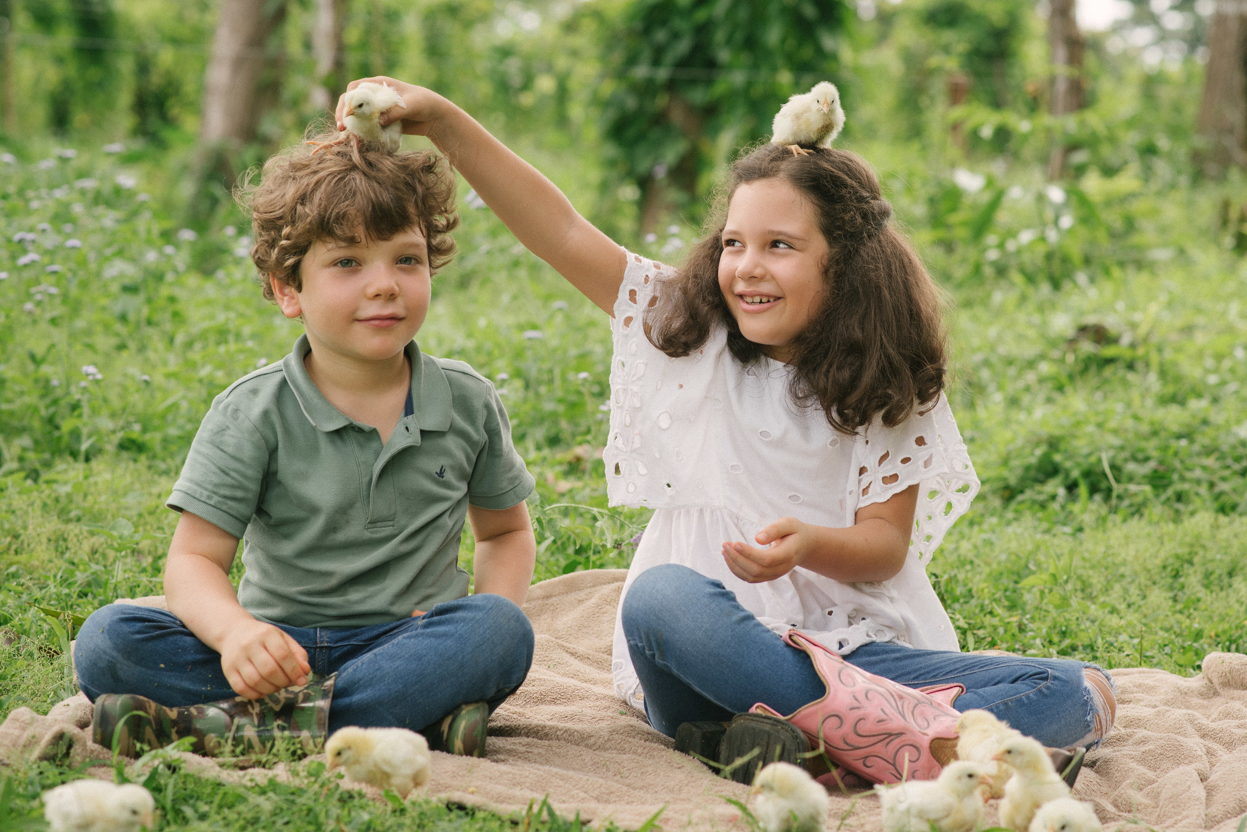 Hermosa familia en el campo. Fotógrafo familiar, retratos. Panamá, Chiriqui. Ruslán Rusakóv
