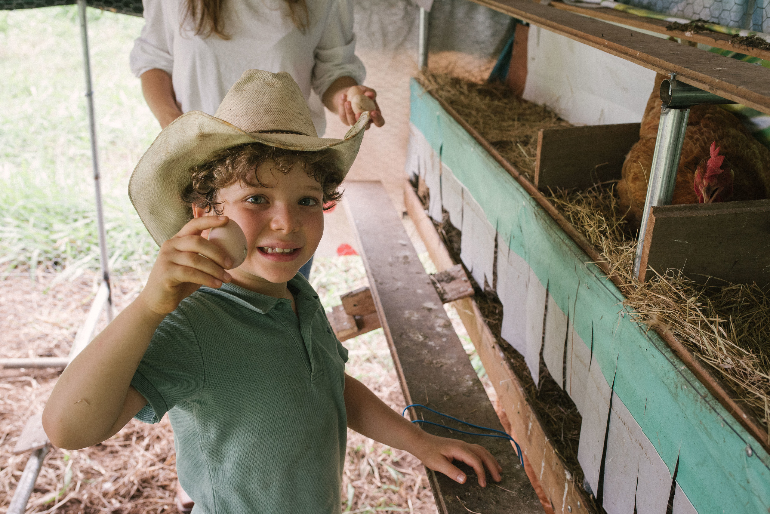 Hermosa familia en el campo. Fotógrafo familiar, retratos. Panamá, Chiriqui. Ruslán Rusakóv