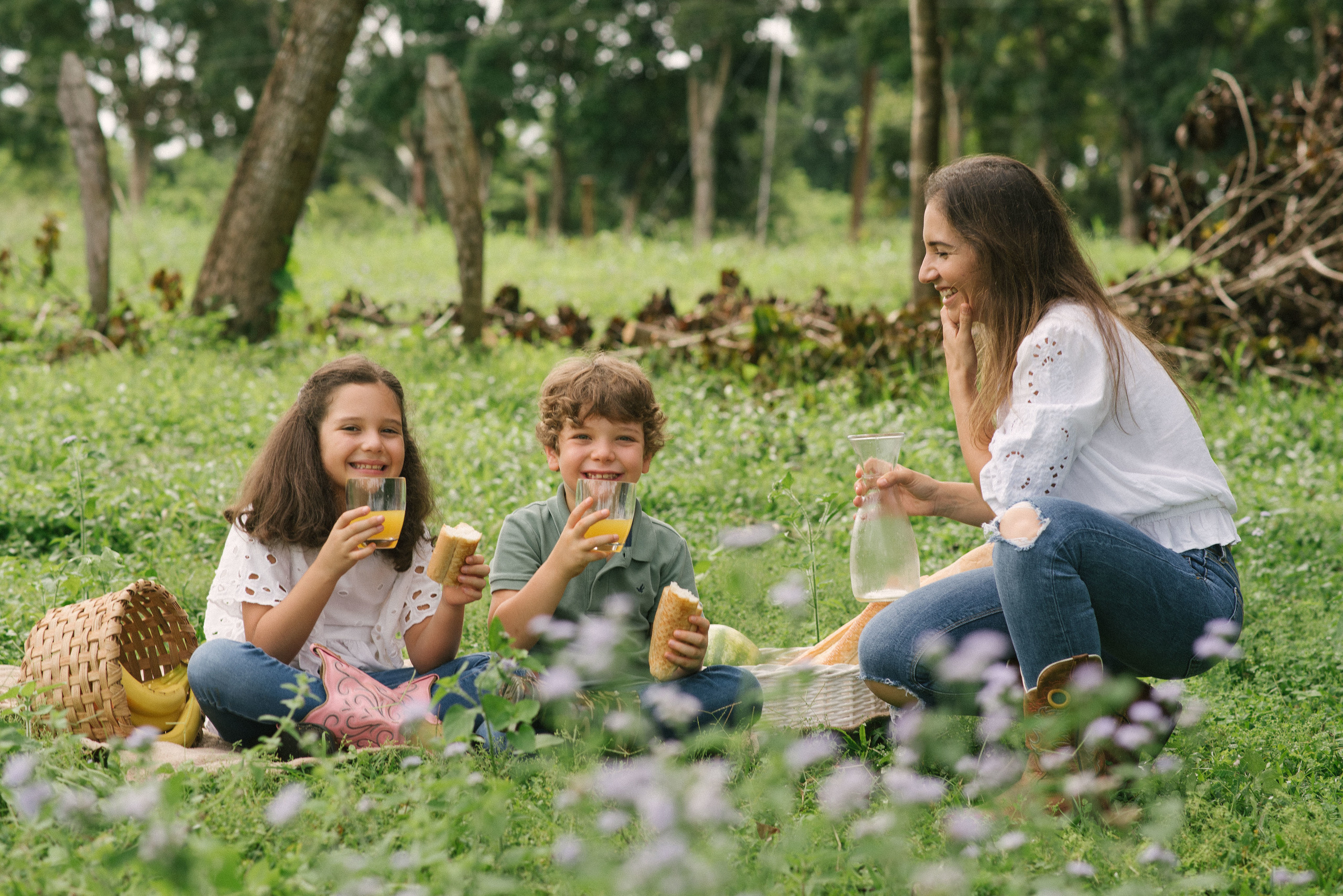 Hermosa familia en el campo. Fotógrafo familiar, retratos. Panamá, Chiriqui. Ruslán Rusakóv