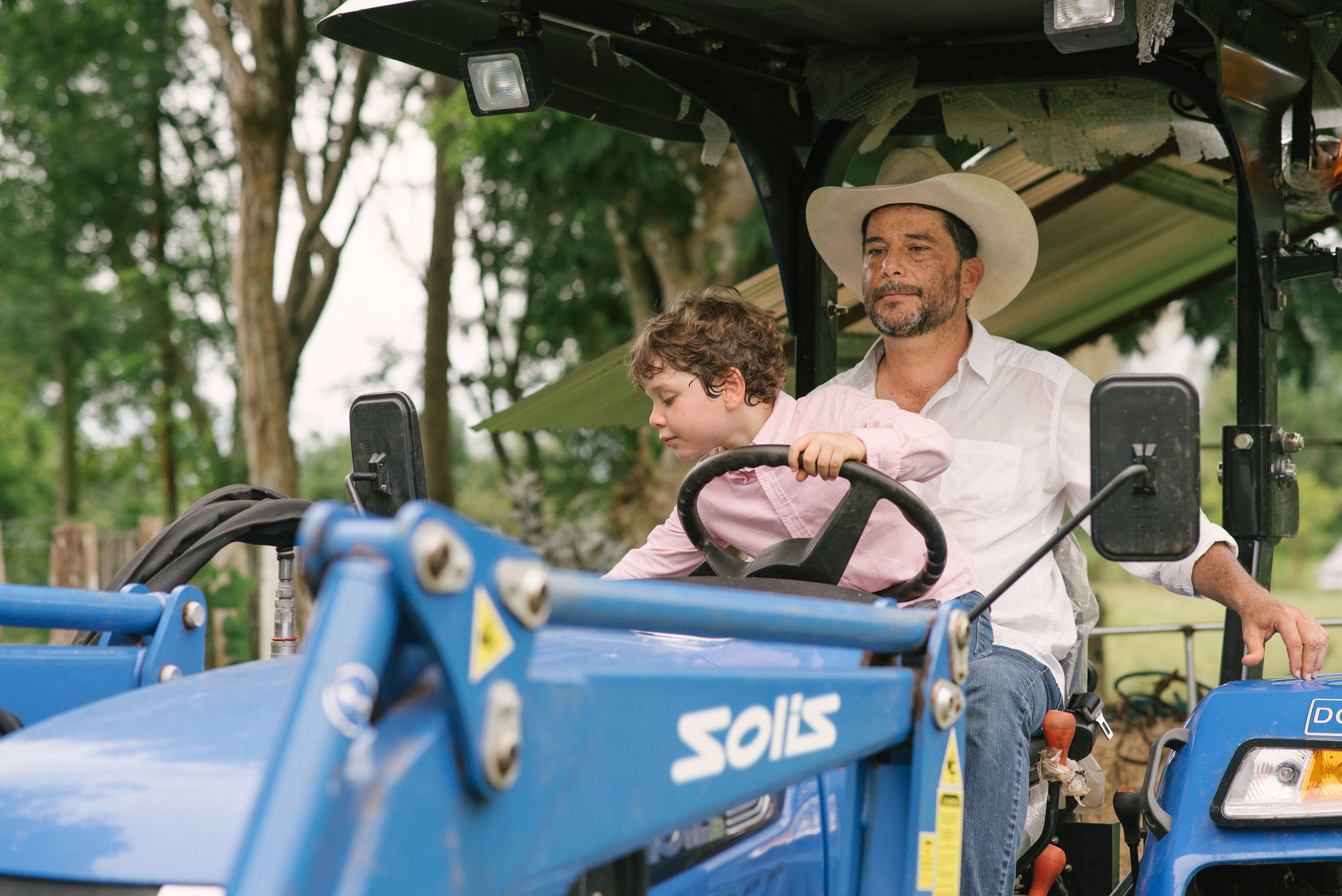 Hermosa familia en el campo. Fotógrafo familiar, retratos. Panamá, Chiriqui. Ruslán Rusakóv