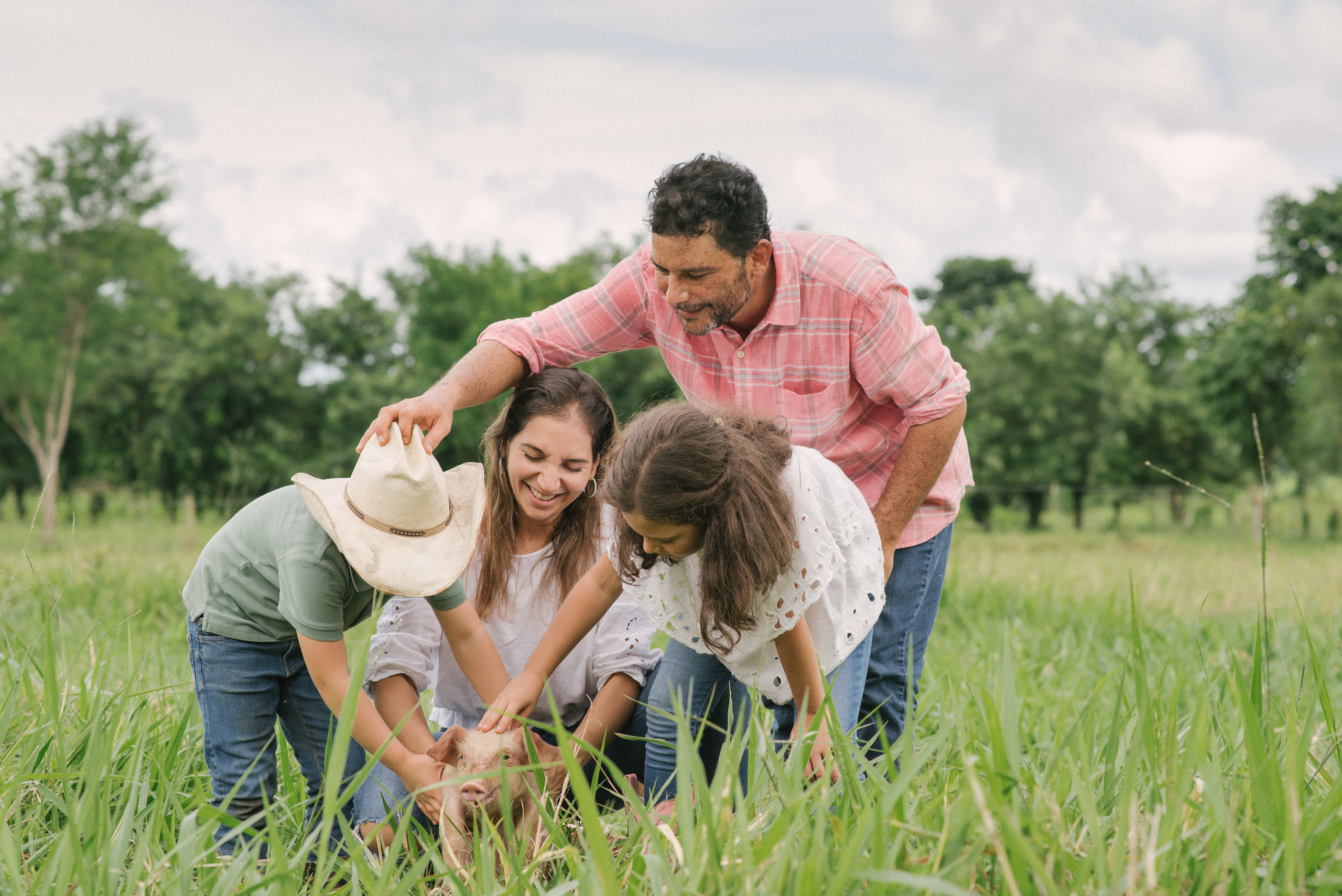 Hermosa familia en el campo. Fotógrafo familiar, retratos. Panamá, Chiriqui. Ruslán Rusakóv