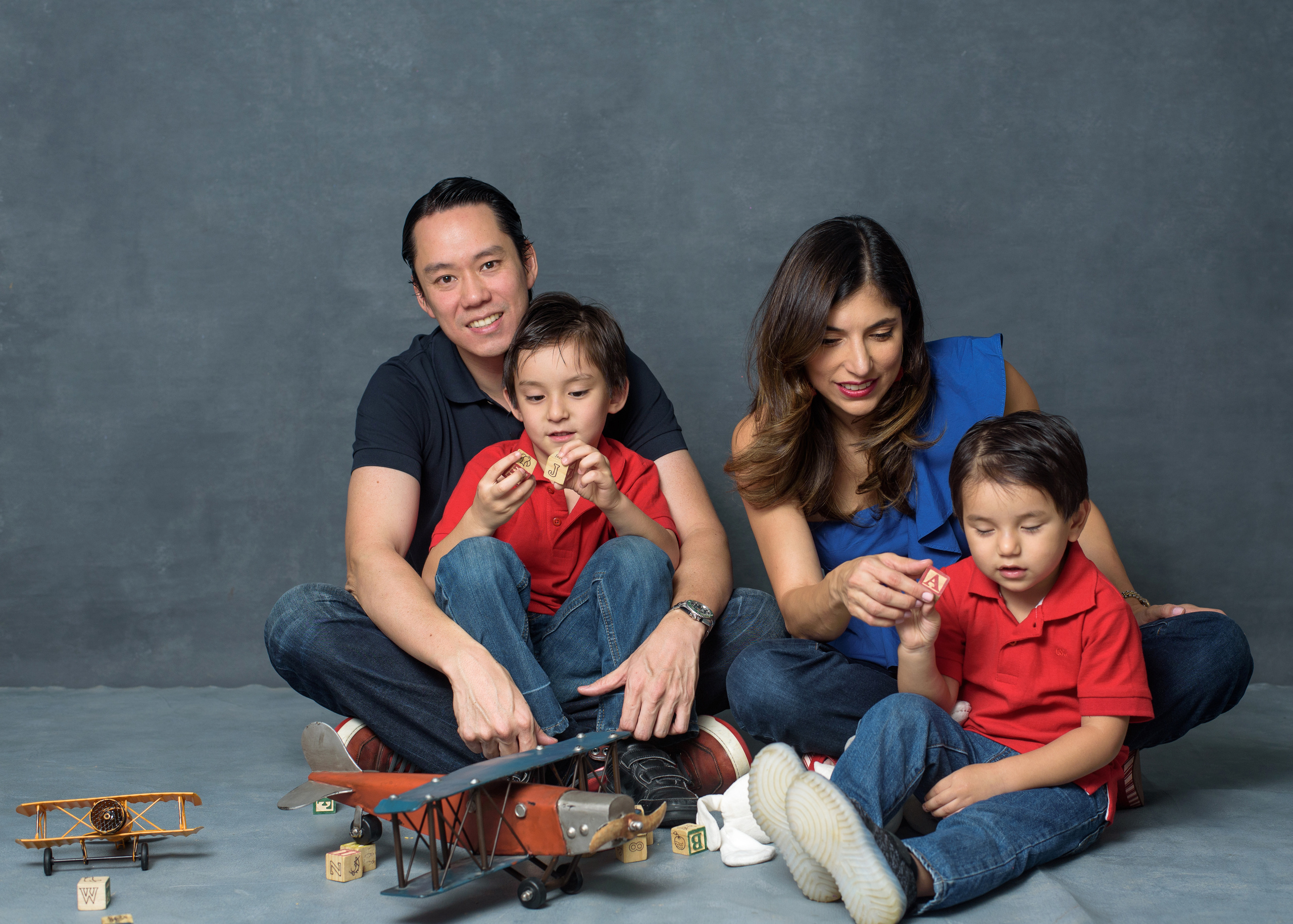 Hermanos en estudio. Fotógrafo familiar, retratos. Panamá, Chiriqui. Ruslán Rusakóv
