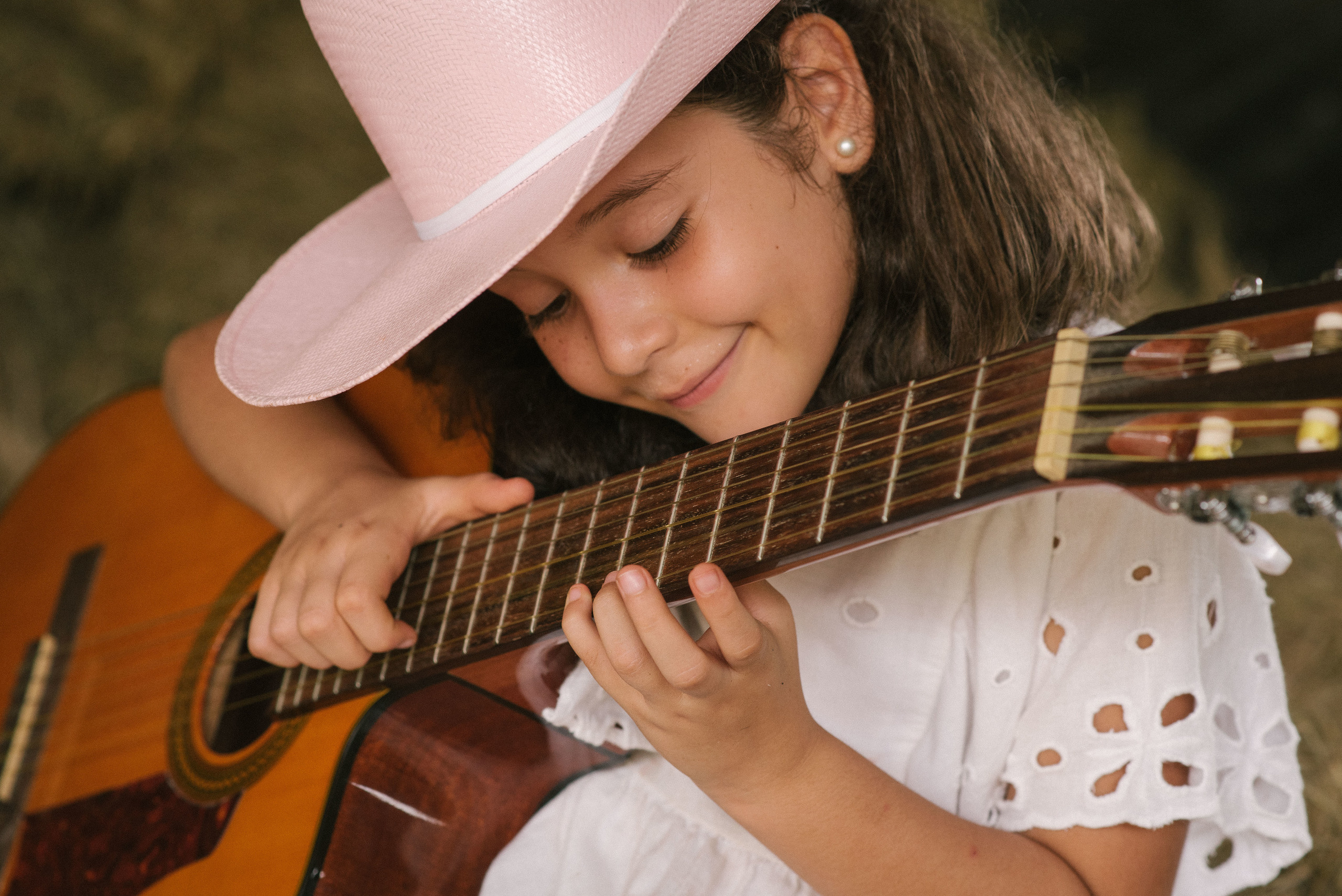 Hermosa familia en el campo. Fotógrafo familiar, retratos. Panamá, Chiriqui. Ruslán Rusakóv