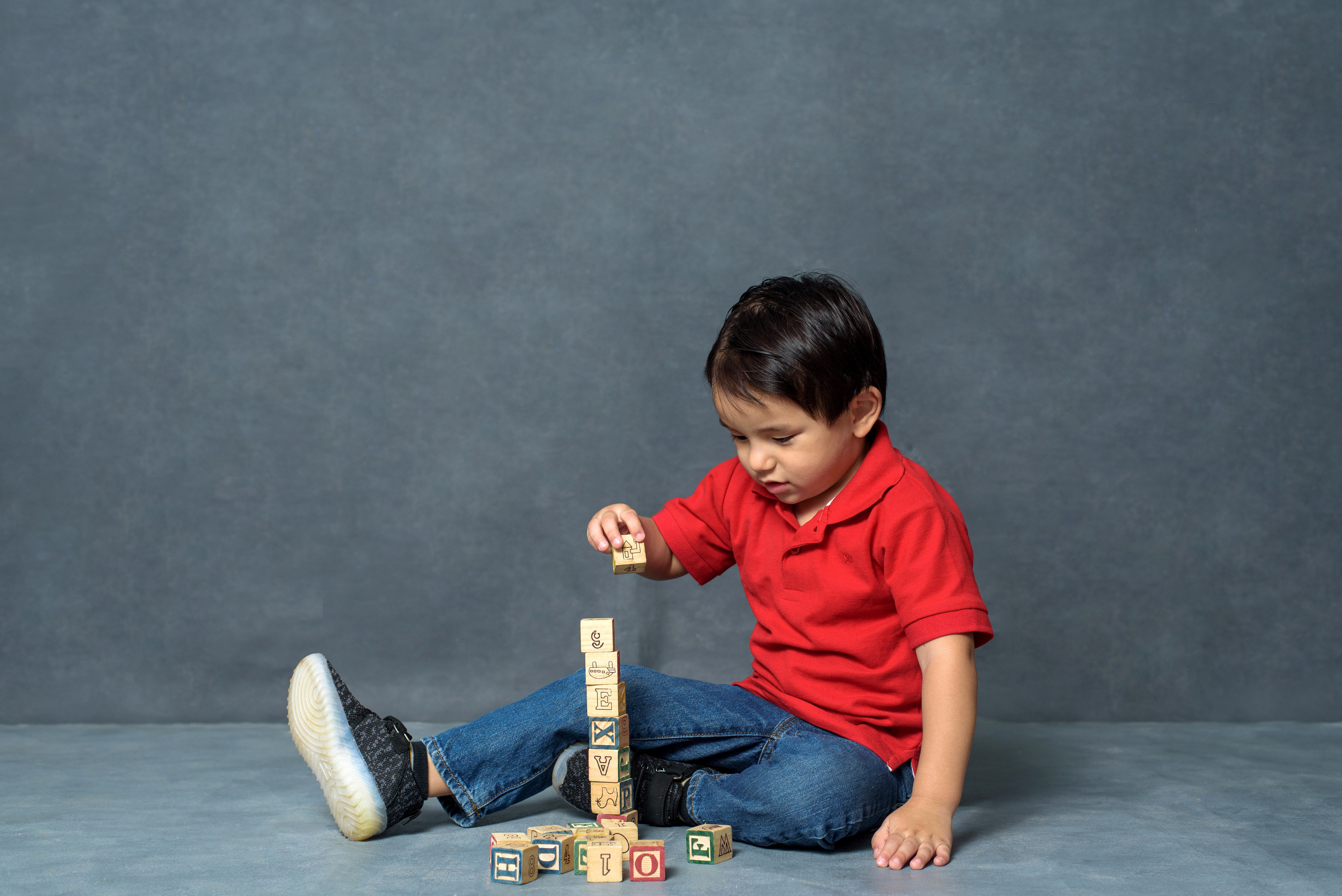 Hermanos en estudio. Fotógrafo familiar, retratos. Panamá, Chiriqui. Ruslán Rusakóv