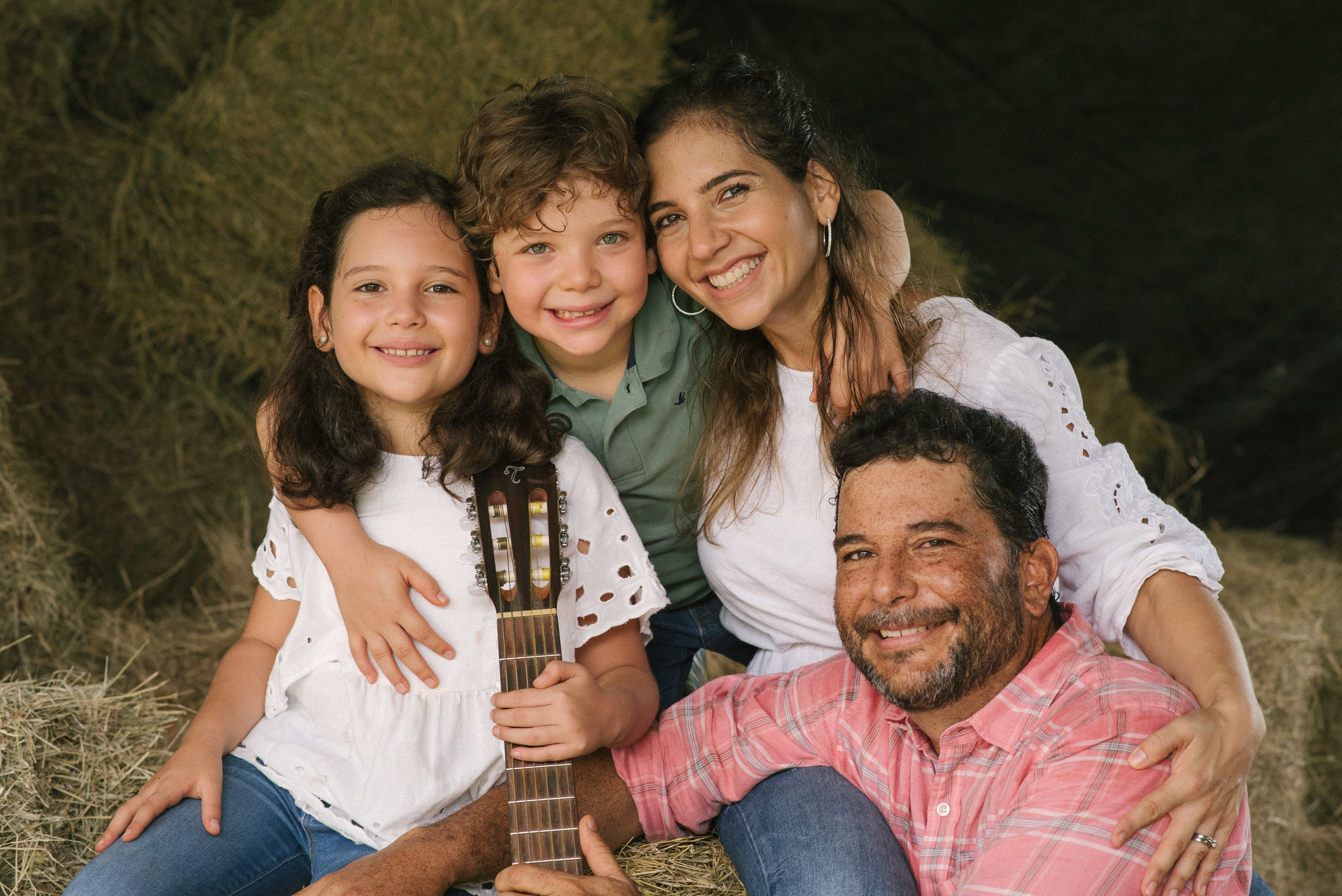 Hermosa familia en el campo. Fotógrafo familiar, retratos. Panamá, Chiriqui. Ruslán Rusakóv