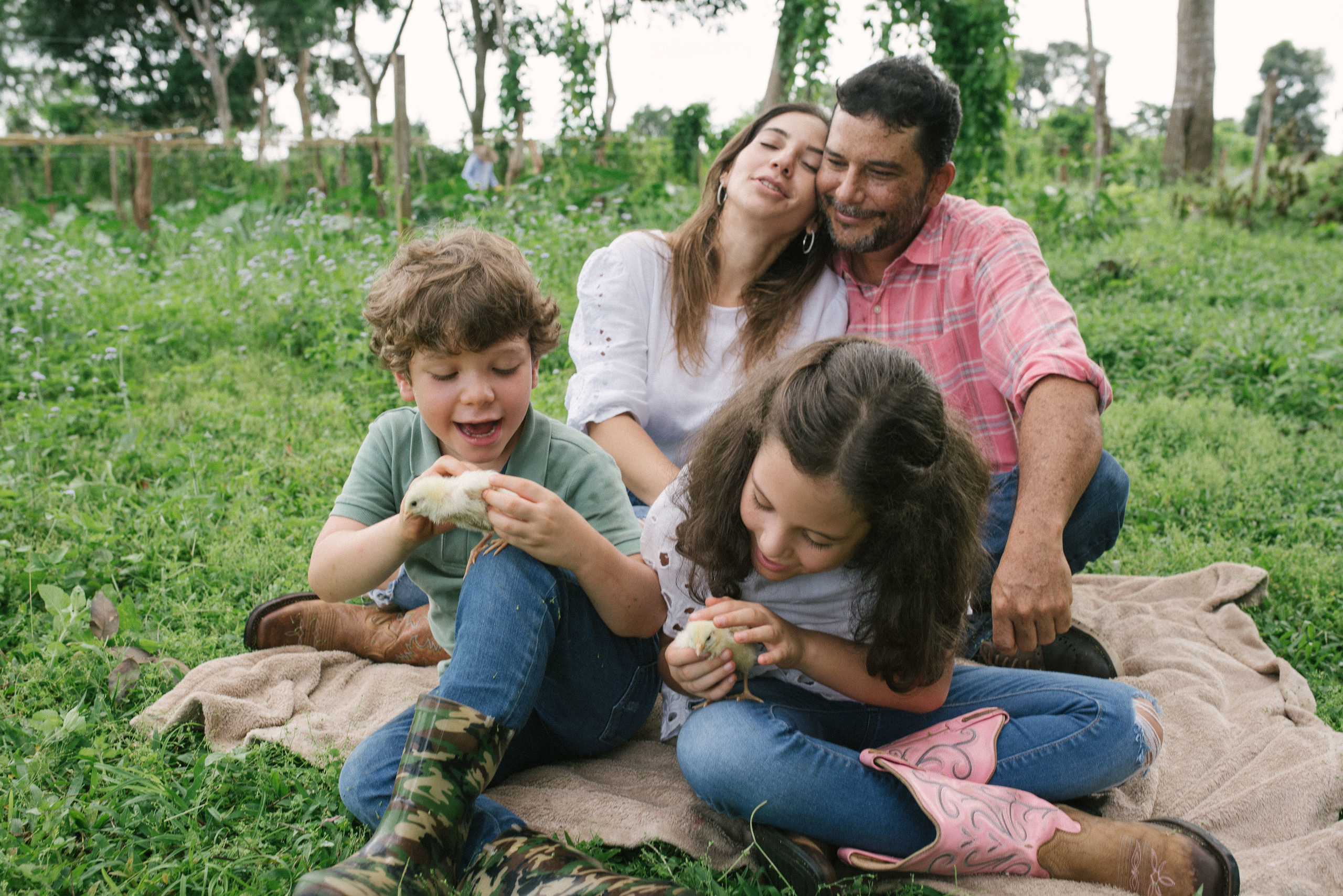 Hermosa familia en el campo. Fotógrafo familiar, retratos. Panamá, Chiriqui. Ruslán Rusakóv