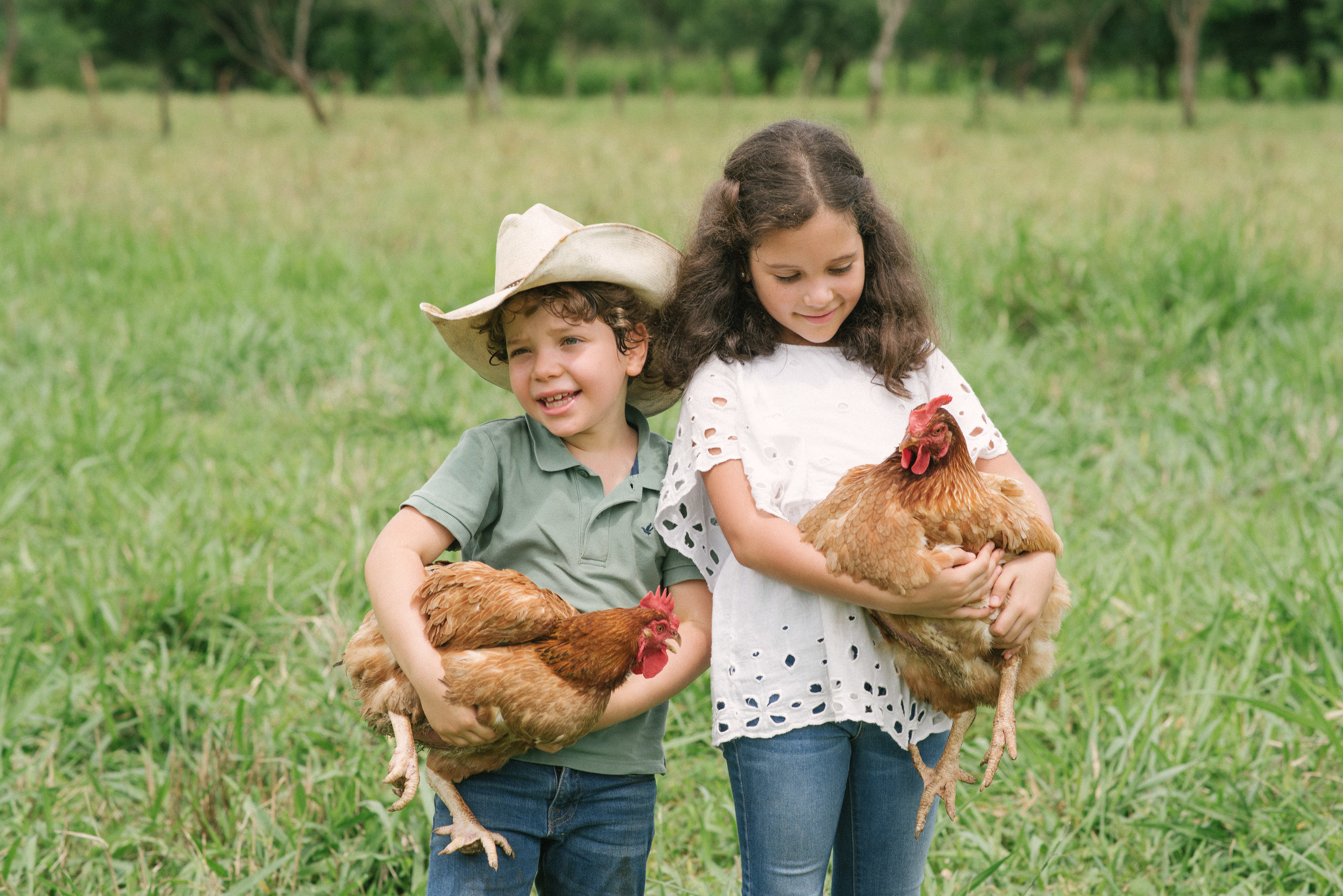 Hermosa familia en el campo. Fotógrafo familiar, retratos. Panamá, Chiriqui. Ruslán Rusakóv
