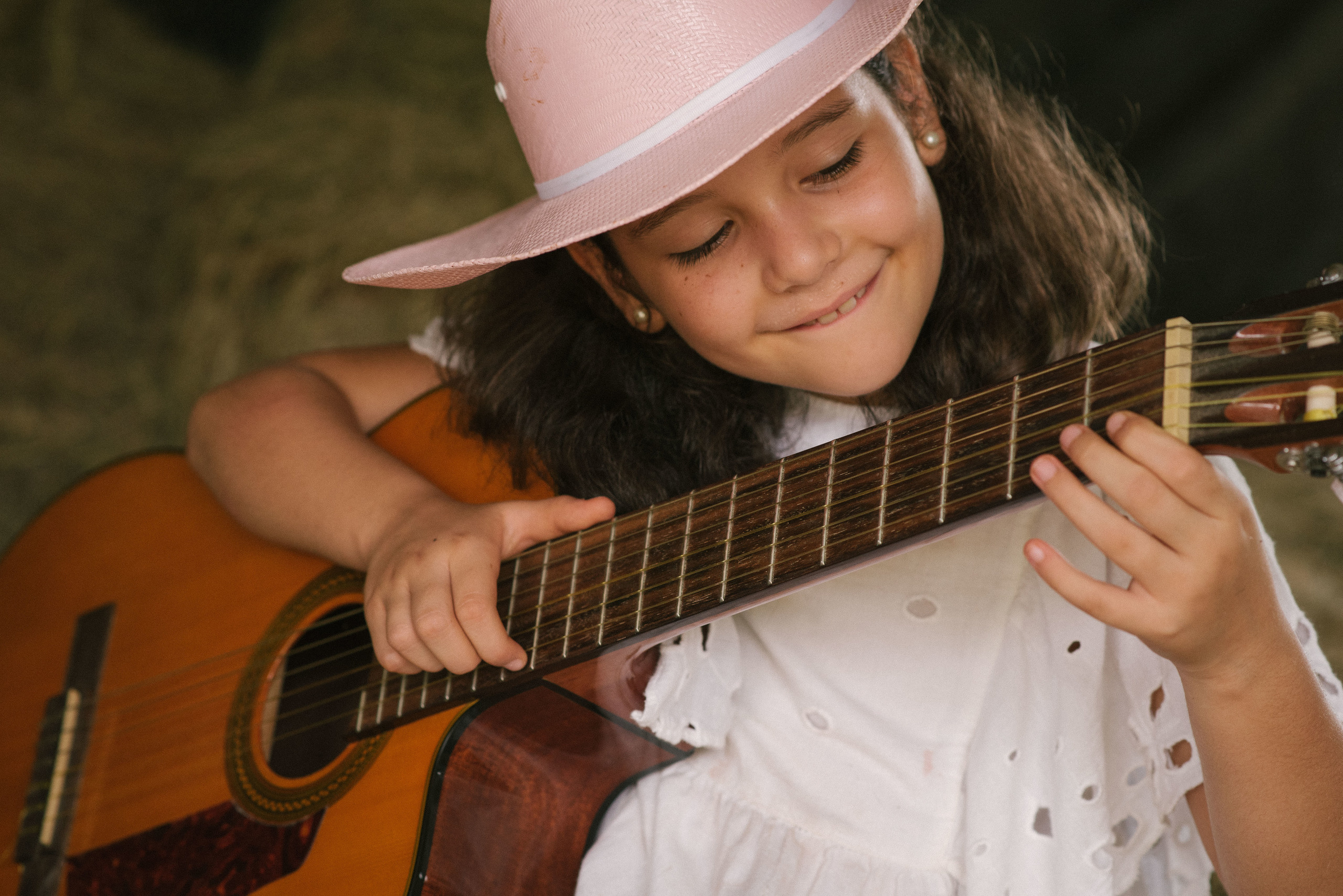 Hermosa familia en el campo. Fotógrafo familiar, retratos. Panamá, Chiriqui. Ruslán Rusakóv