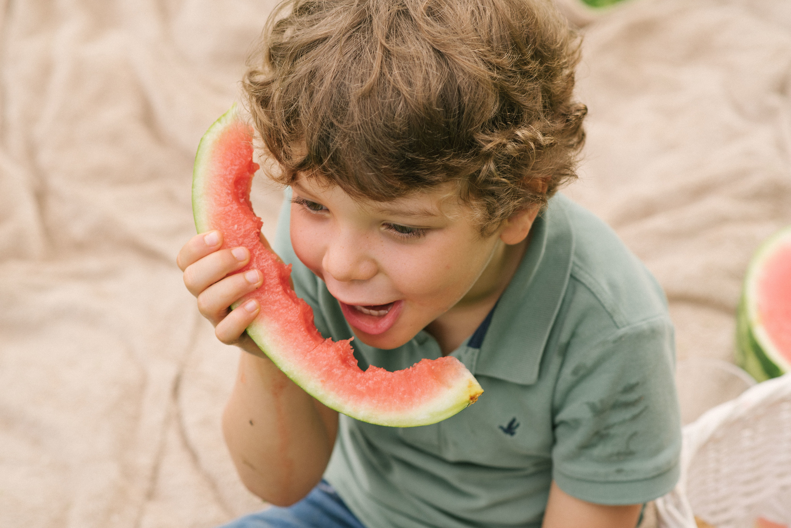 Hermosa familia en el campo. Fotógrafo familiar, retratos. Panamá, Chiriqui. Ruslán Rusakóv