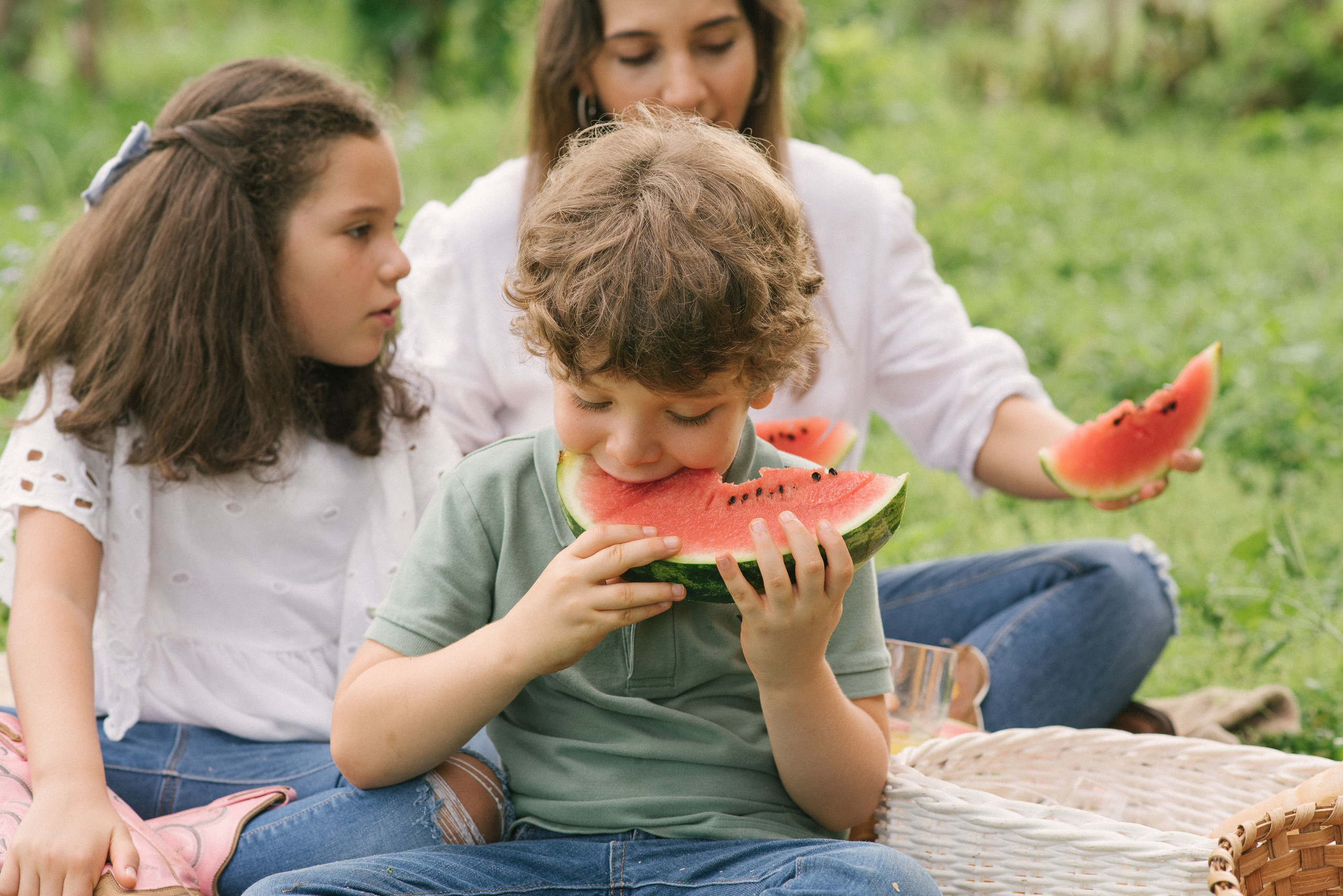 Hermosa familia en el campo. Fotógrafo familiar, retratos. Panamá, Chiriqui. Ruslán Rusakóv
