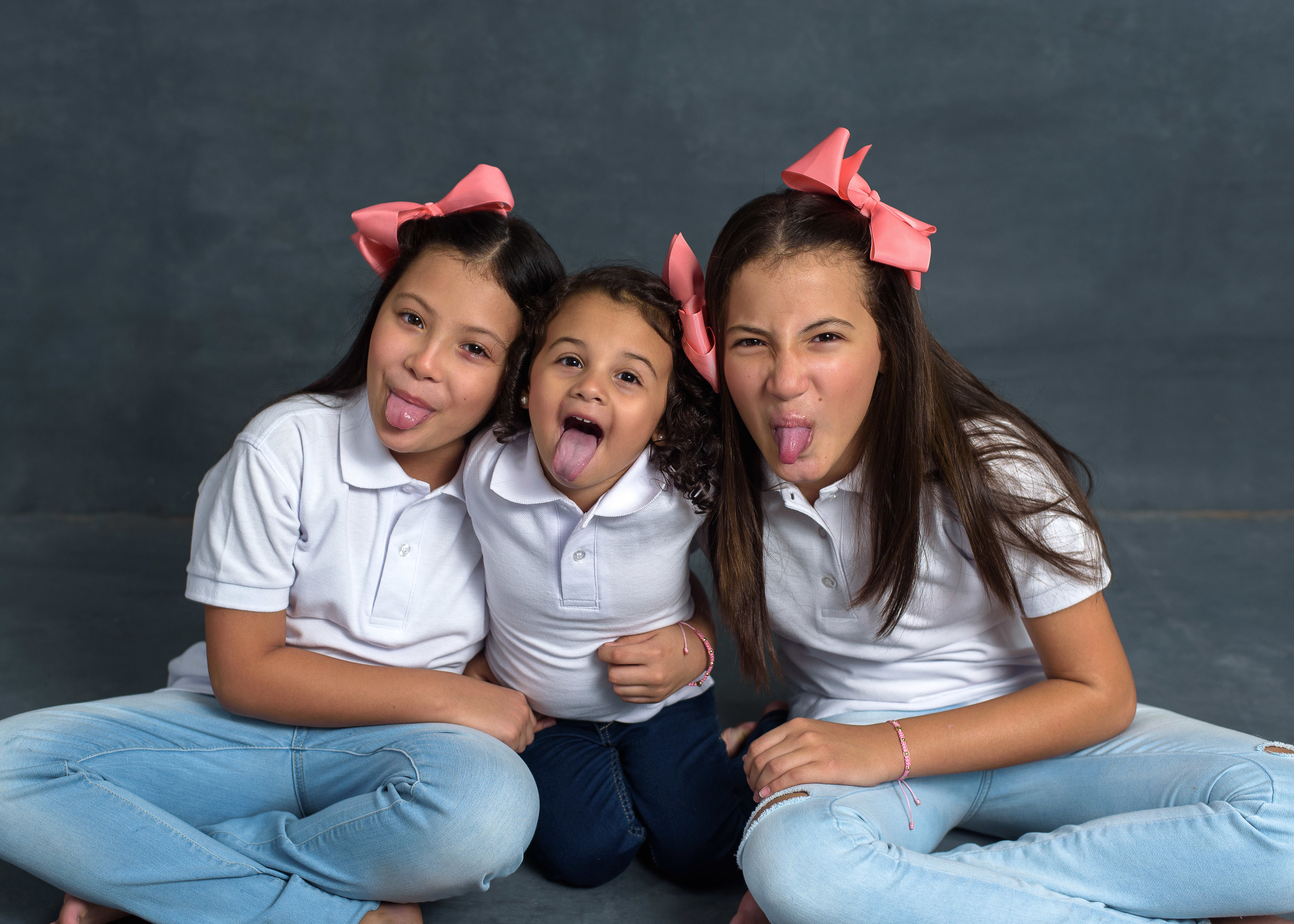 Tres niñas estudio. Fotógrafo familiar, retratos. Panamá, Chiriqui. Ruslán Rusakóv