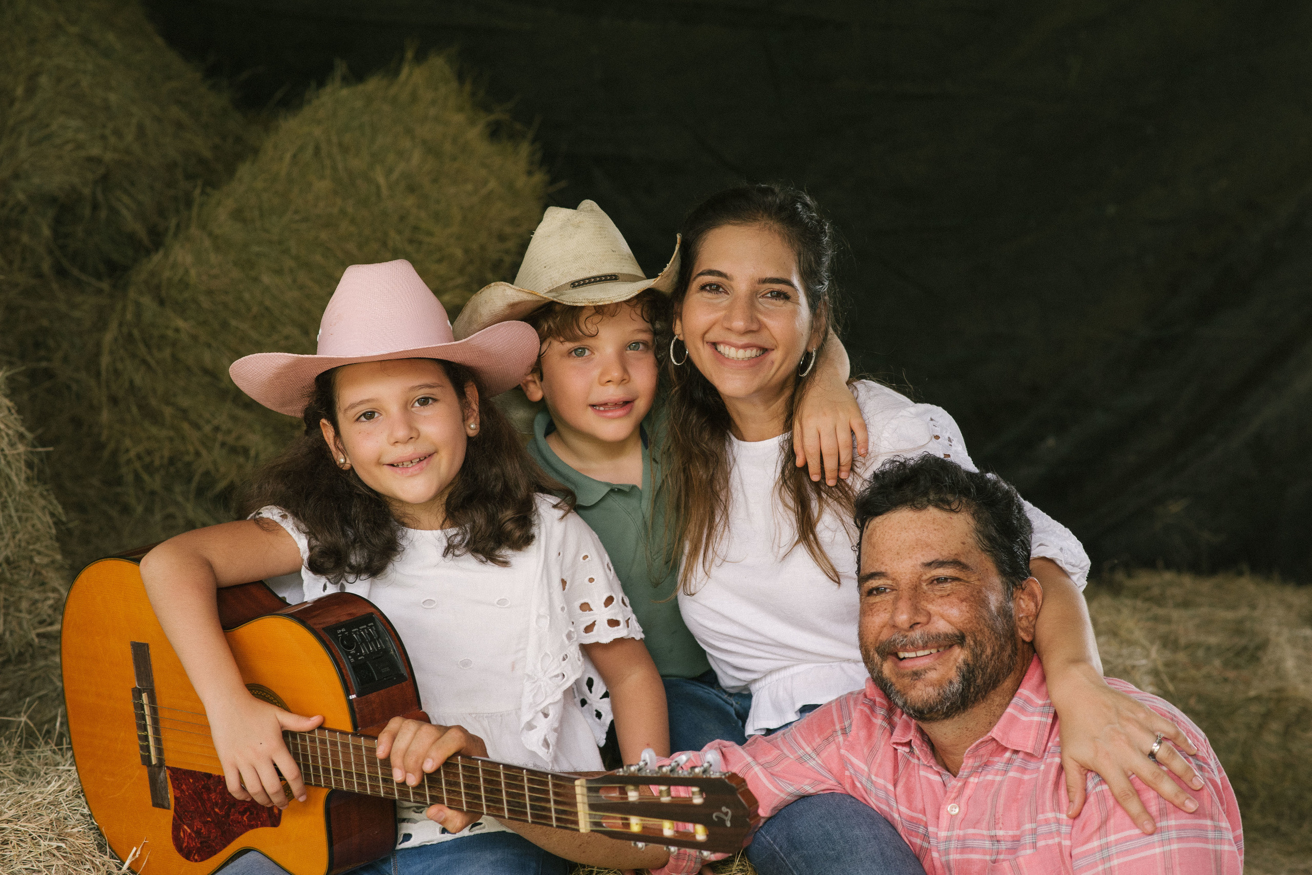 Hermosa familia en el campo. Fotógrafo familiar, retratos. Panamá, Chiriqui. Ruslán Rusakóv