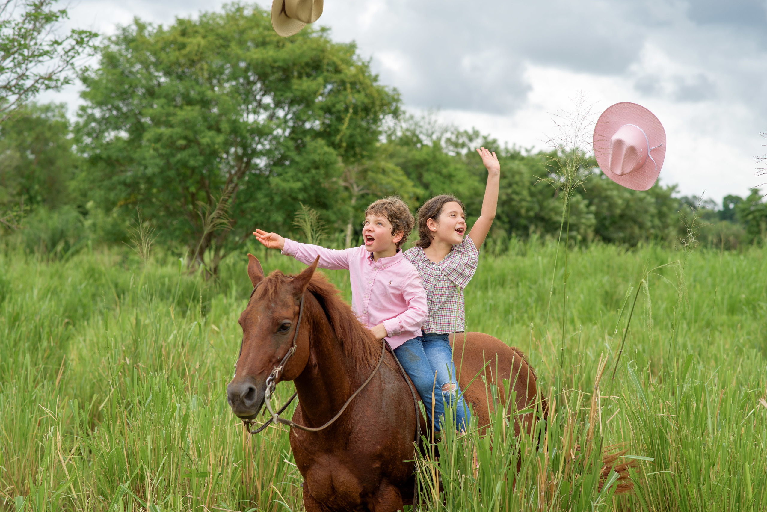 Hermosa familia en el campo. Fotógrafo familiar, retratos. Panamá, Chiriqui. Ruslán Rusakóv