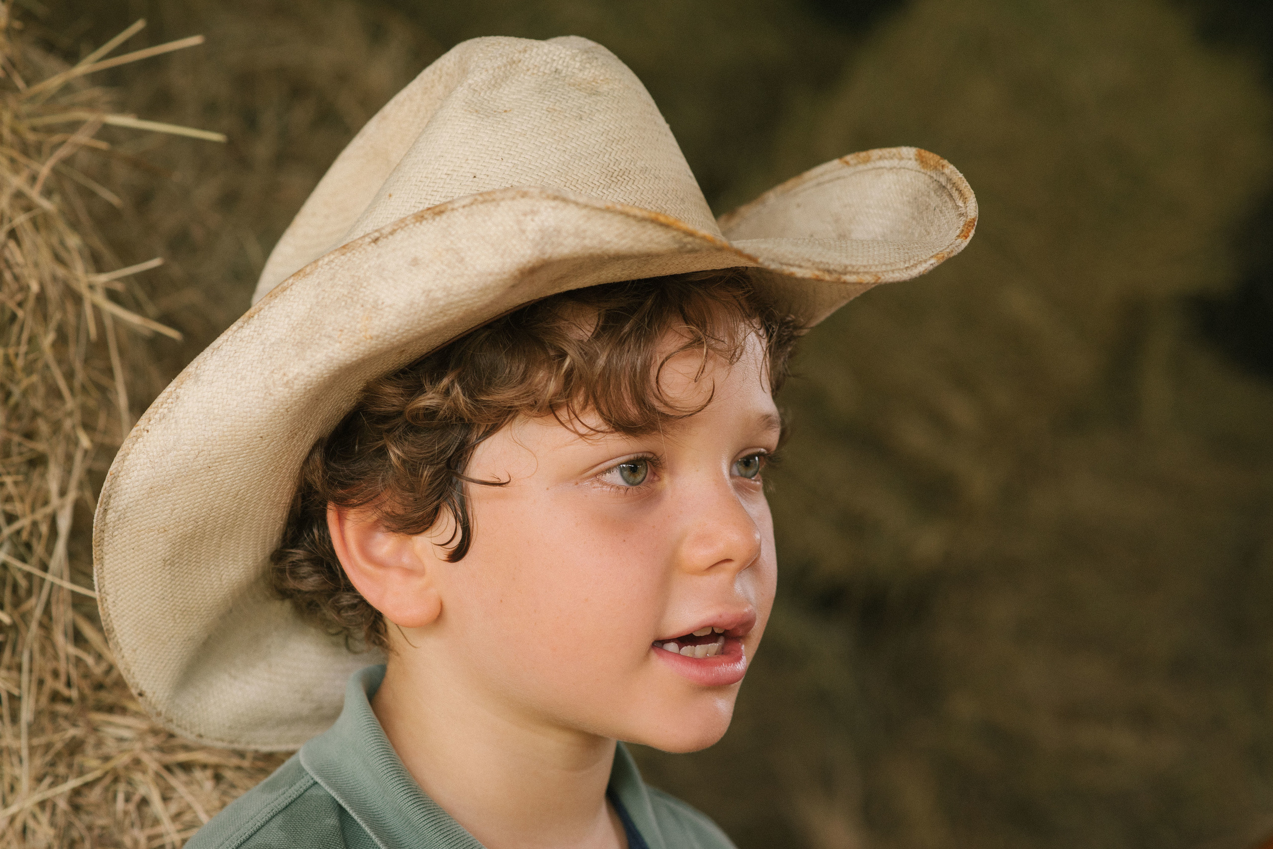 Hermosa familia en el campo. Fotógrafo familiar, retratos. Panamá, Chiriqui. Ruslán Rusakóv