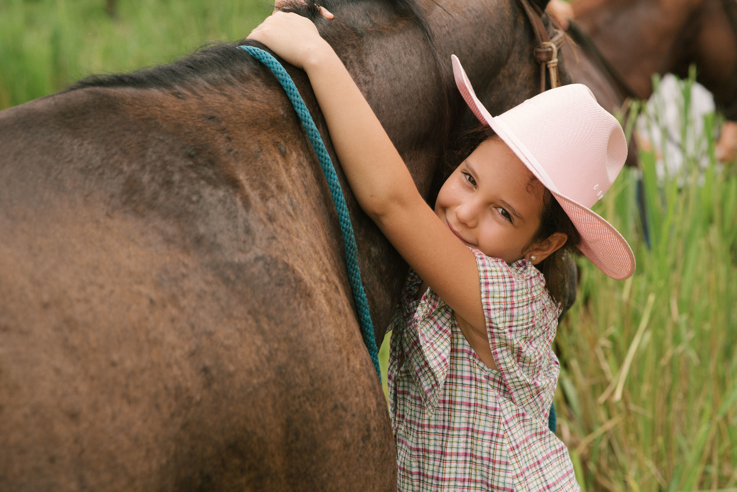 Hermosa familia en el campo. Fotógrafo familiar, retratos. Panamá, Chiriqui. Ruslán Rusakóv